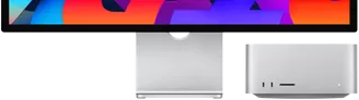 Вид спереди крупным планом на компьютер Mac Studio рядом с монитором Studio Display. Компьютер Mac Studio аккуратно помещается под нижним краем дисплея Studio Display.
