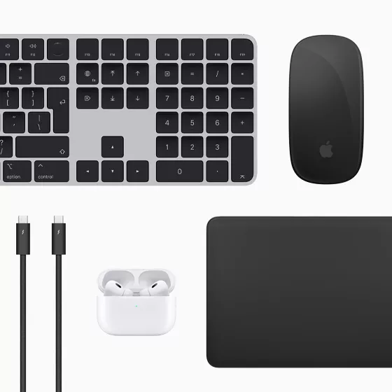 Вид сверху на аксессуары Mac: клавиатуру Magic Keyboard, мышь Magic Mouse, трекпад Magic Trackpad, наушники AirPods и кабели Thunderbolt