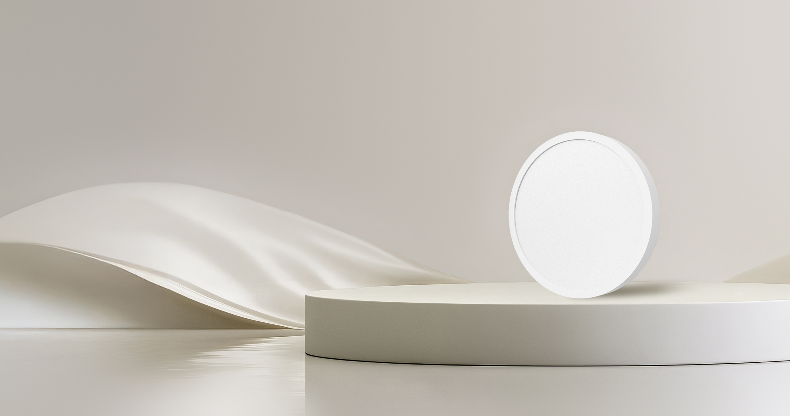 Тънкият корпус на Xiaomi Smart Ceiling Light D20 в профил върху подиум