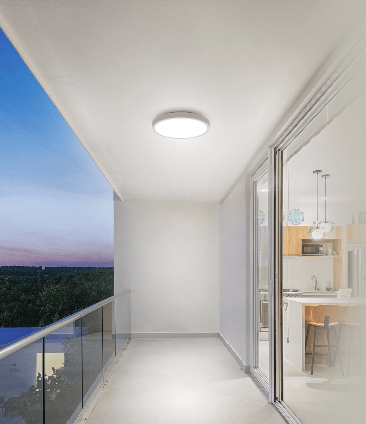 Xiaomi Smart Ceiling Light D20, монтирана на тавана на балкон при залез