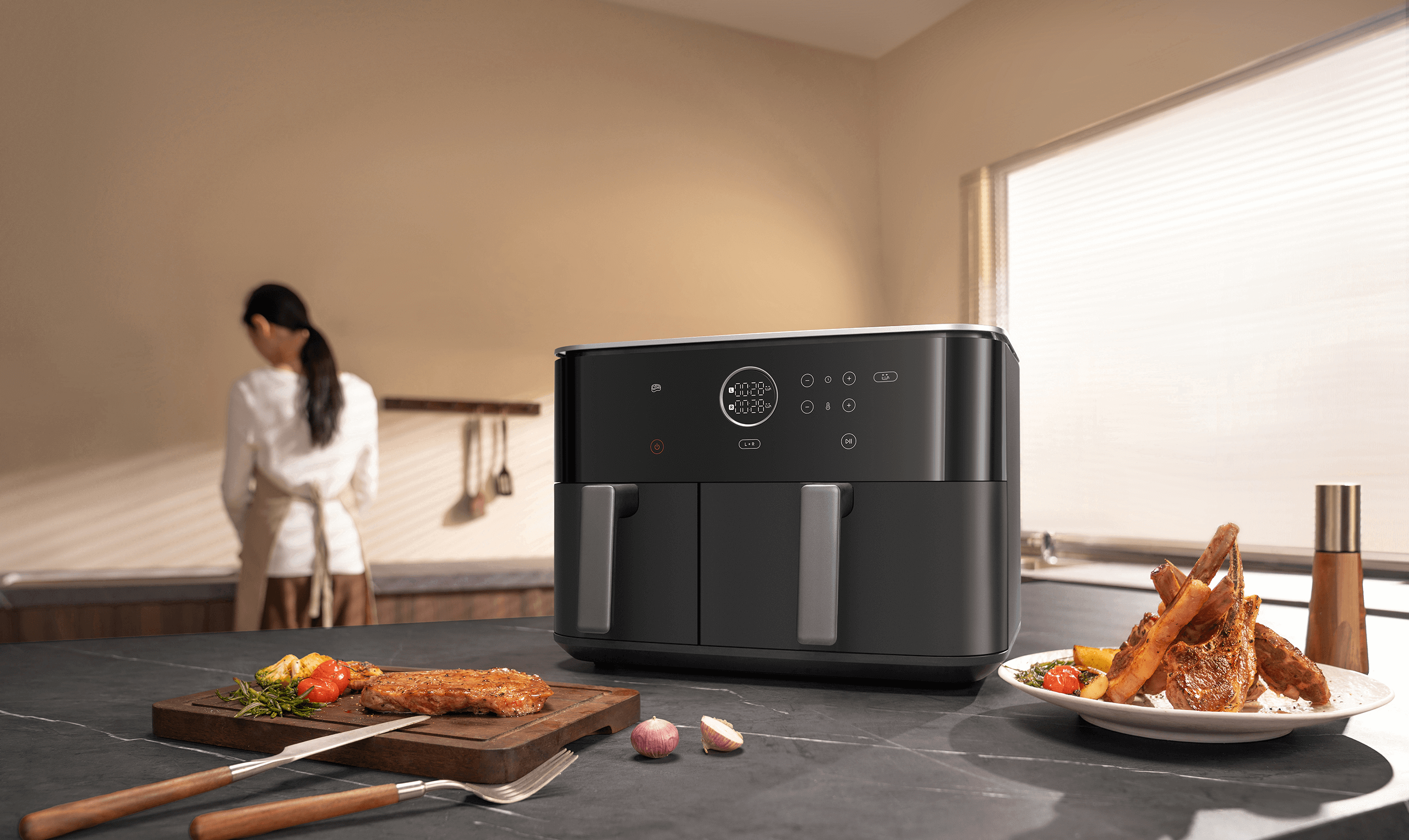 Xiaomi Dual Zone Air Fryer 10L в кухня, до него чиния с агнешки котлети и стек
