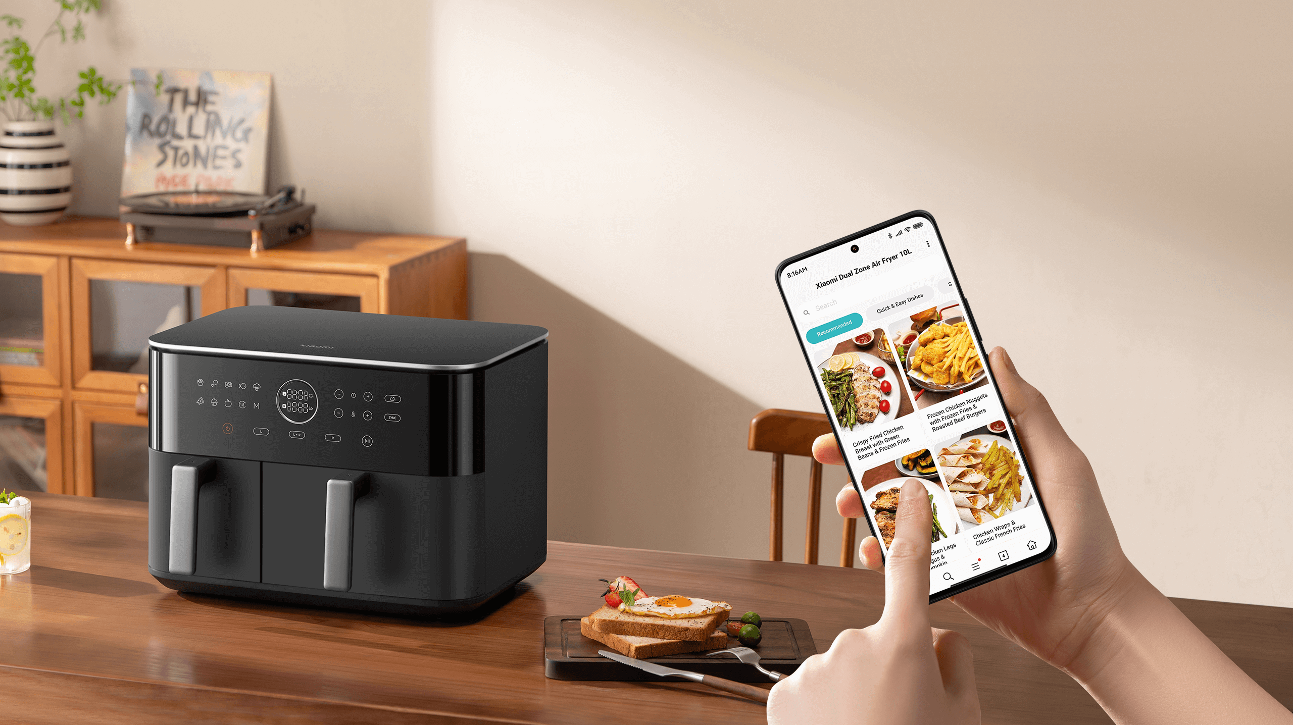 Xiaomi Dual Zone Air Fryer 10L в трапезария и телефон с отворени рецепти за уреда