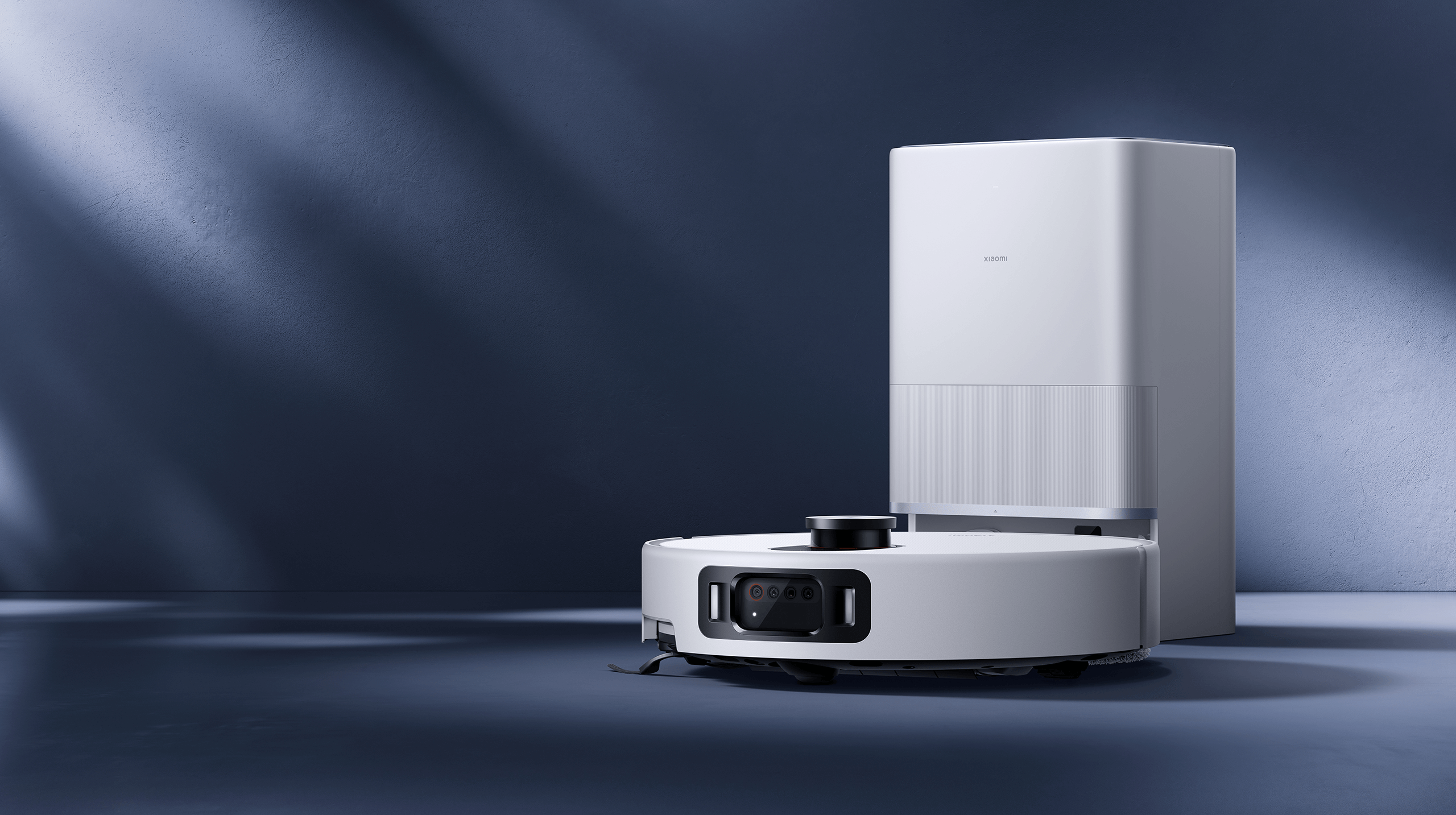 Прахосмукачка робот Xiaomi Robot Vacuum 5 Pro до своята самопочистваща се станция