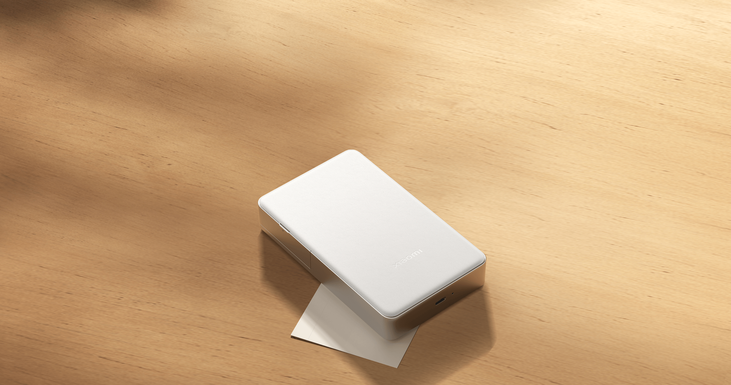 Xiaomi Portable Photo Printer Pro върху дървена маса с излизаща от него снимка