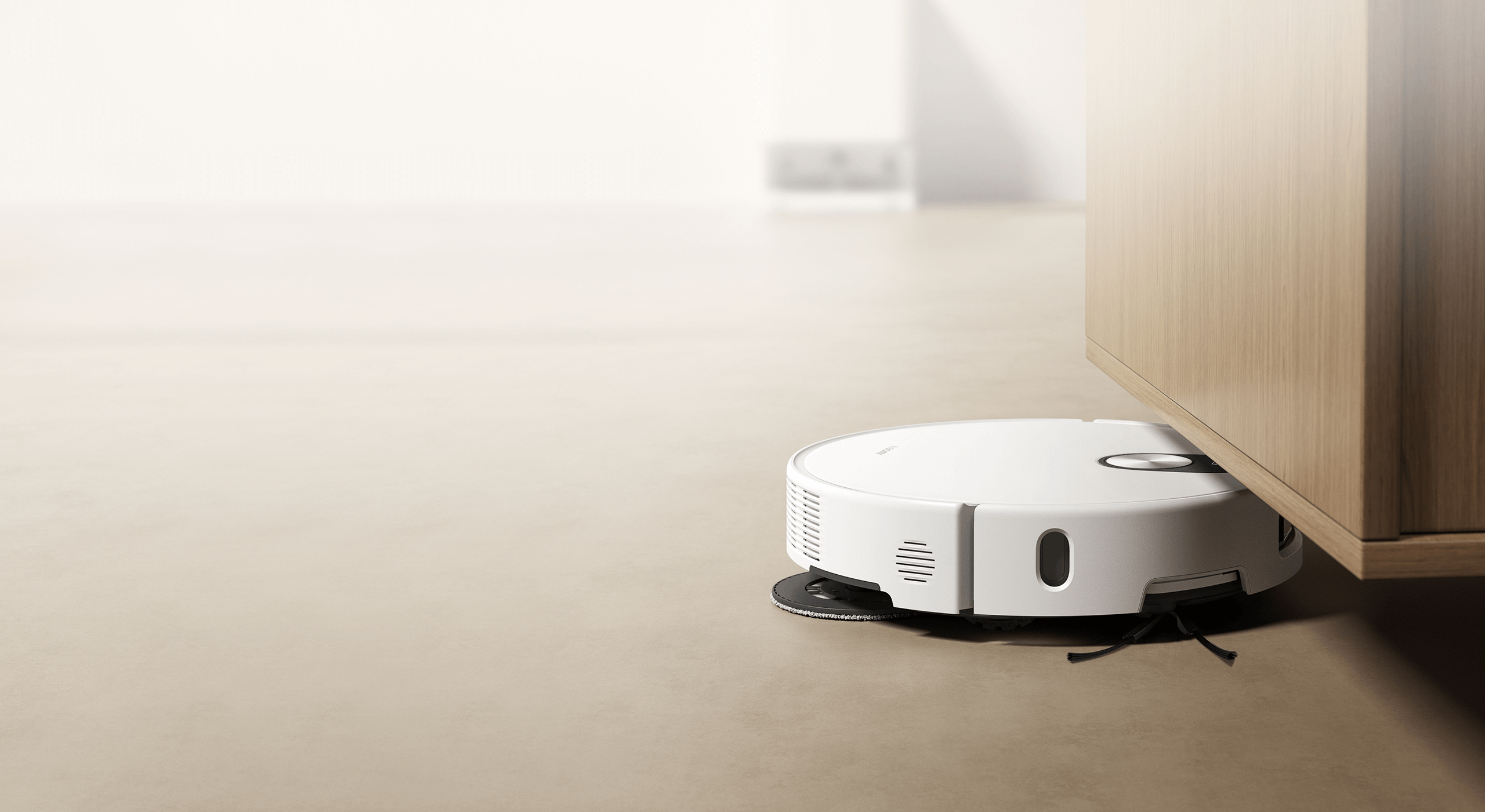 Прибиращ се dToF радар на Xiaomi Robot Vacuum 5 при почистване под ниска мебел