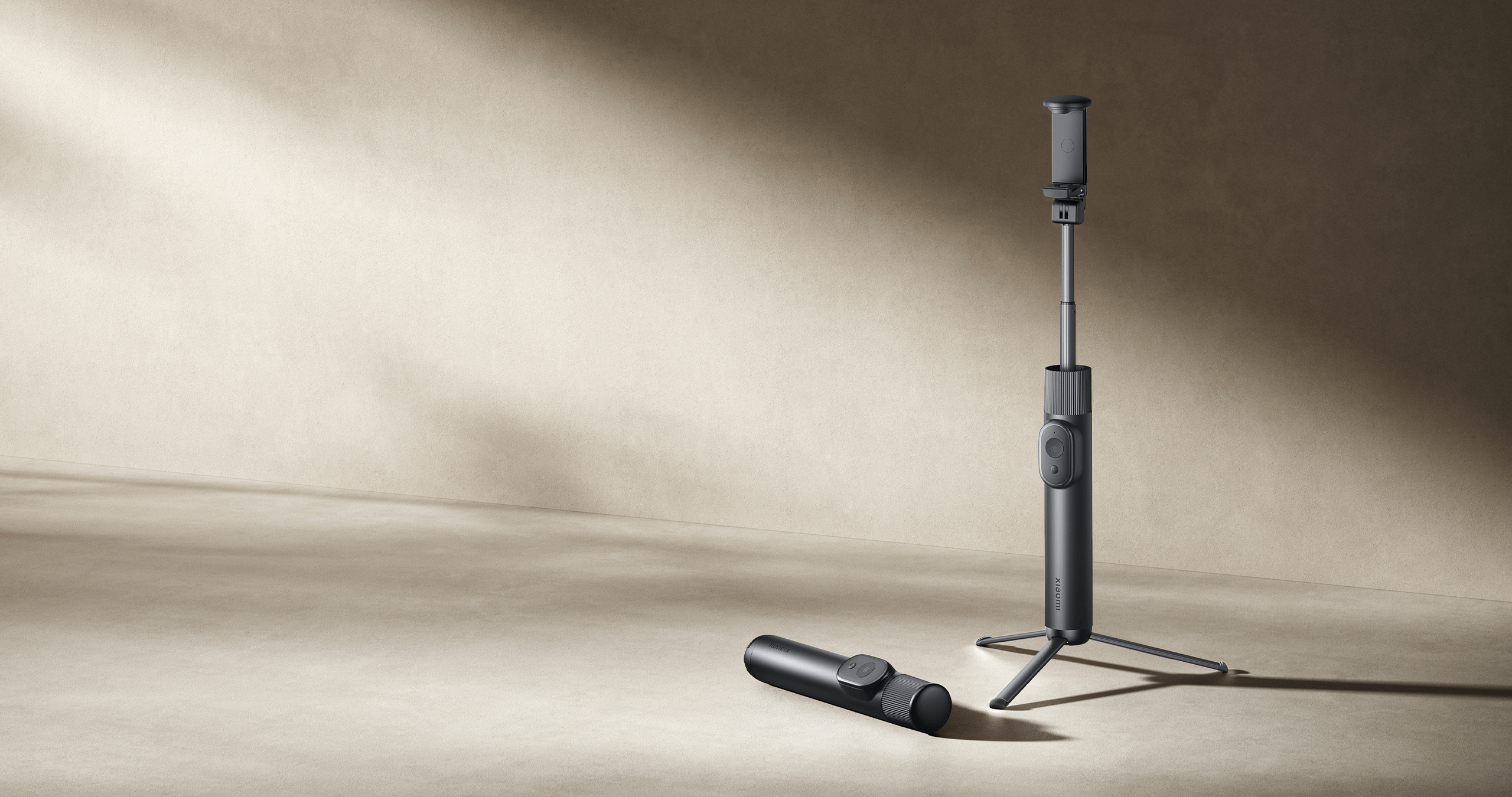 Xiaomi Selfie Stick Tripod Mini със захванат смартфон, готов за селфи
