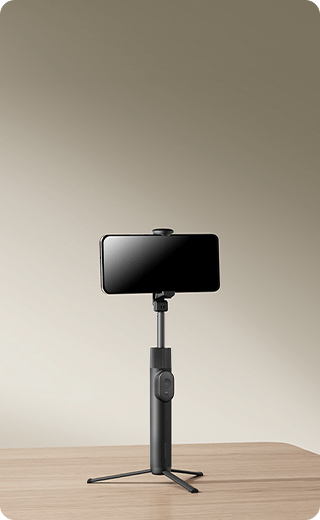 Разгънатата тринога на Xiaomi Selfie Stick Tripod Mini, вградена в дръжката