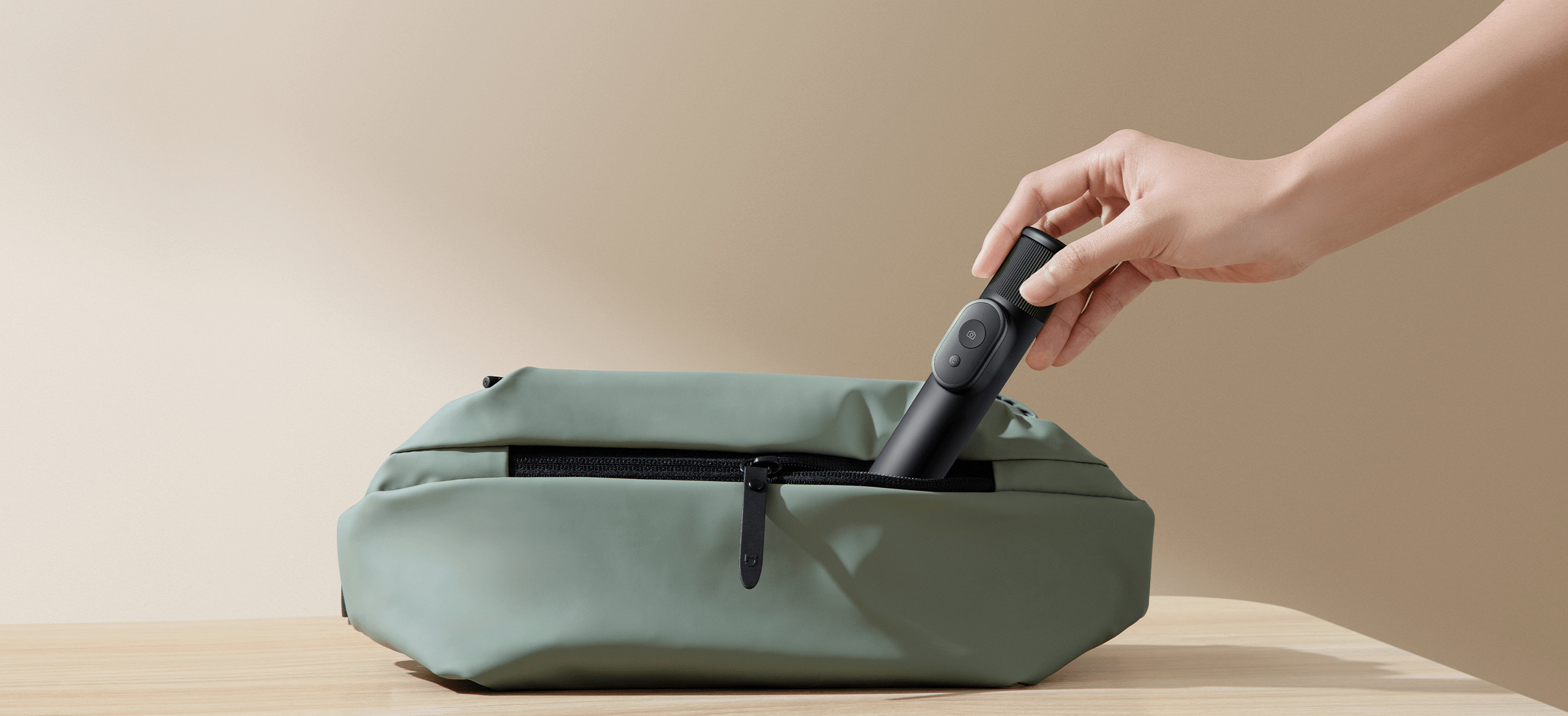 Прибраният Xiaomi Selfie Stick Tripod Mini, прибиран в раница
