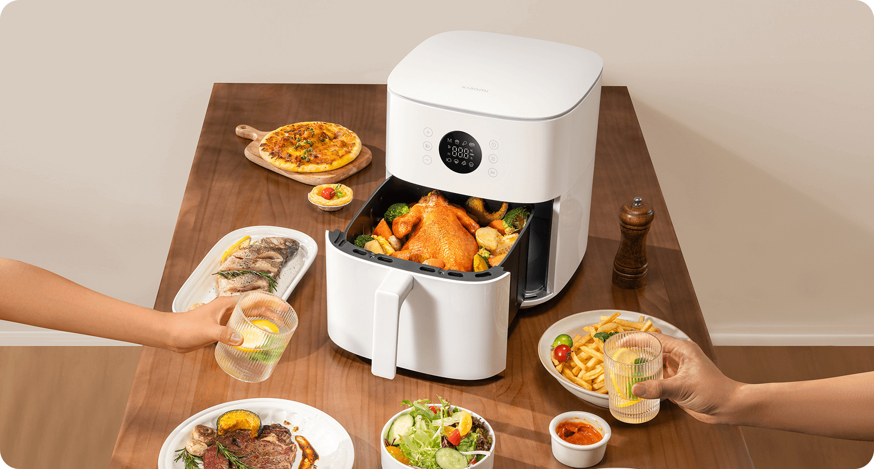 Xiaomi Air Fryer 6.5L с цяло пиле в кошницата върху маса, подредена с ястия за гости