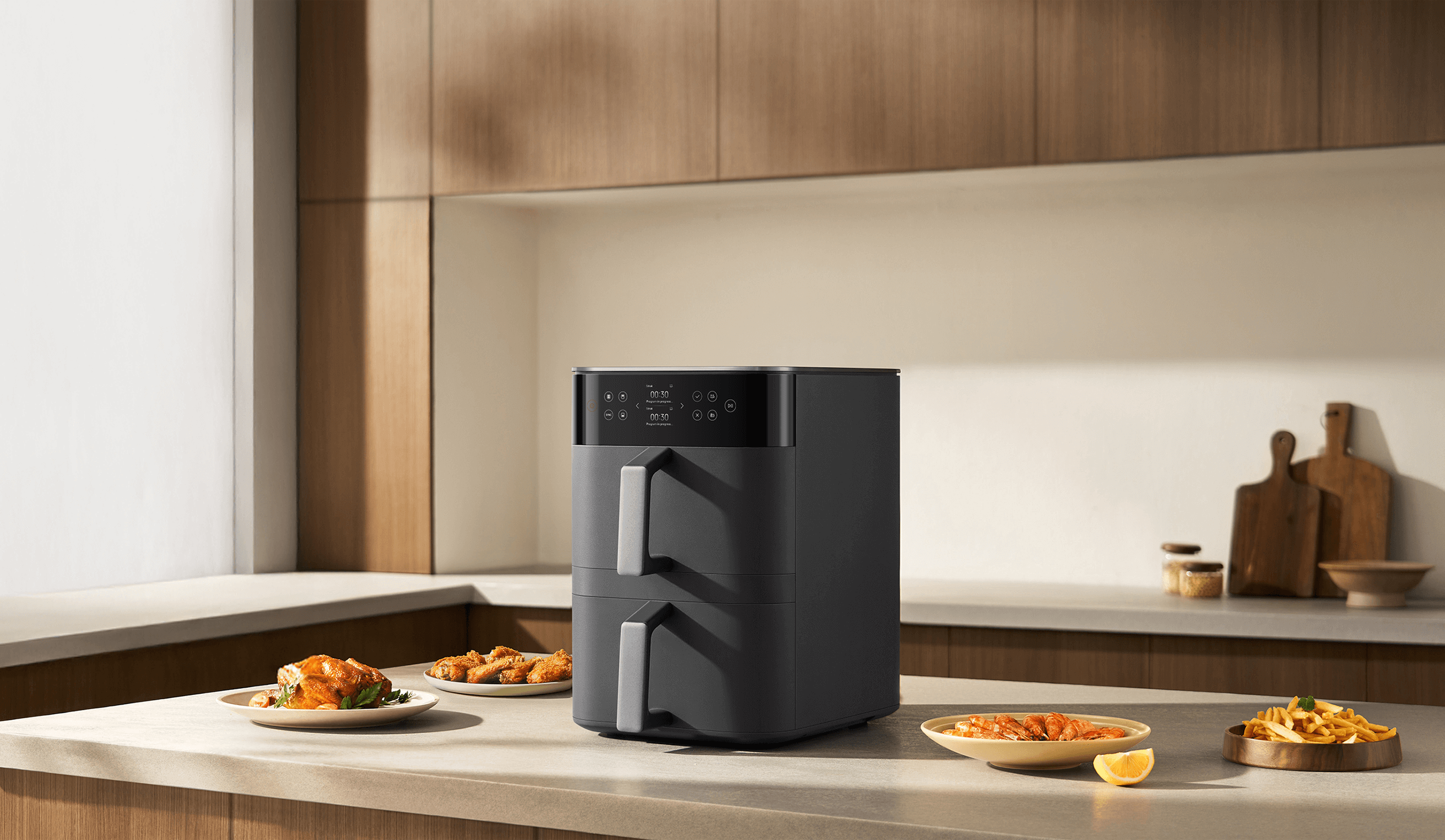 Фритюрник с горещ въздух Xiaomi Dual Zone Air Fryer 12L върху кухненски плот с приготвени ястия