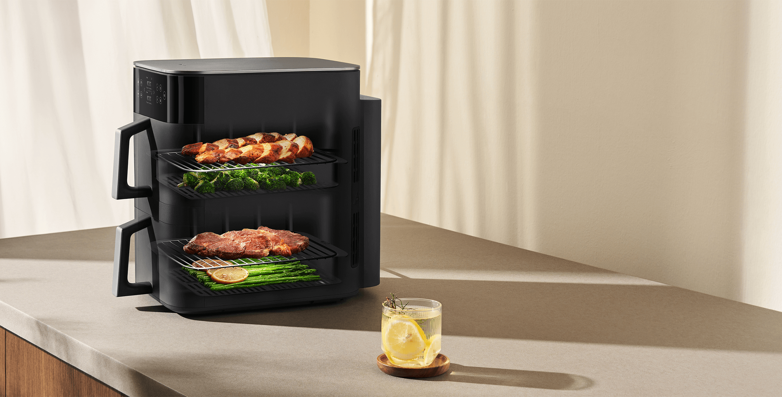 Двете нива на Xiaomi Dual Zone Air Fryer 12L с месо и зеленчуци върху решетките