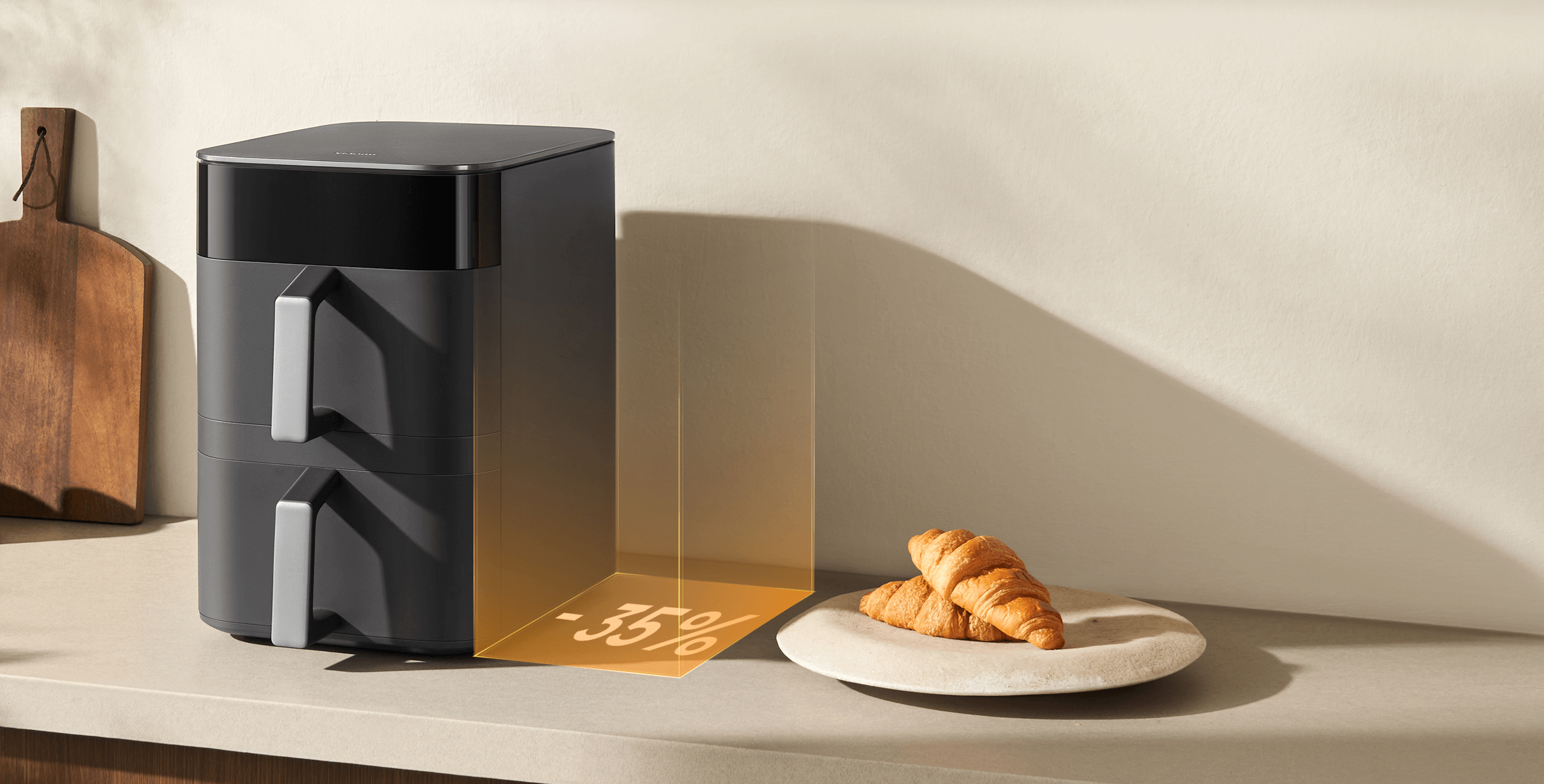 Компактният Xiaomi Dual Zone Air Fryer 12L заема малко място върху кухненския плот