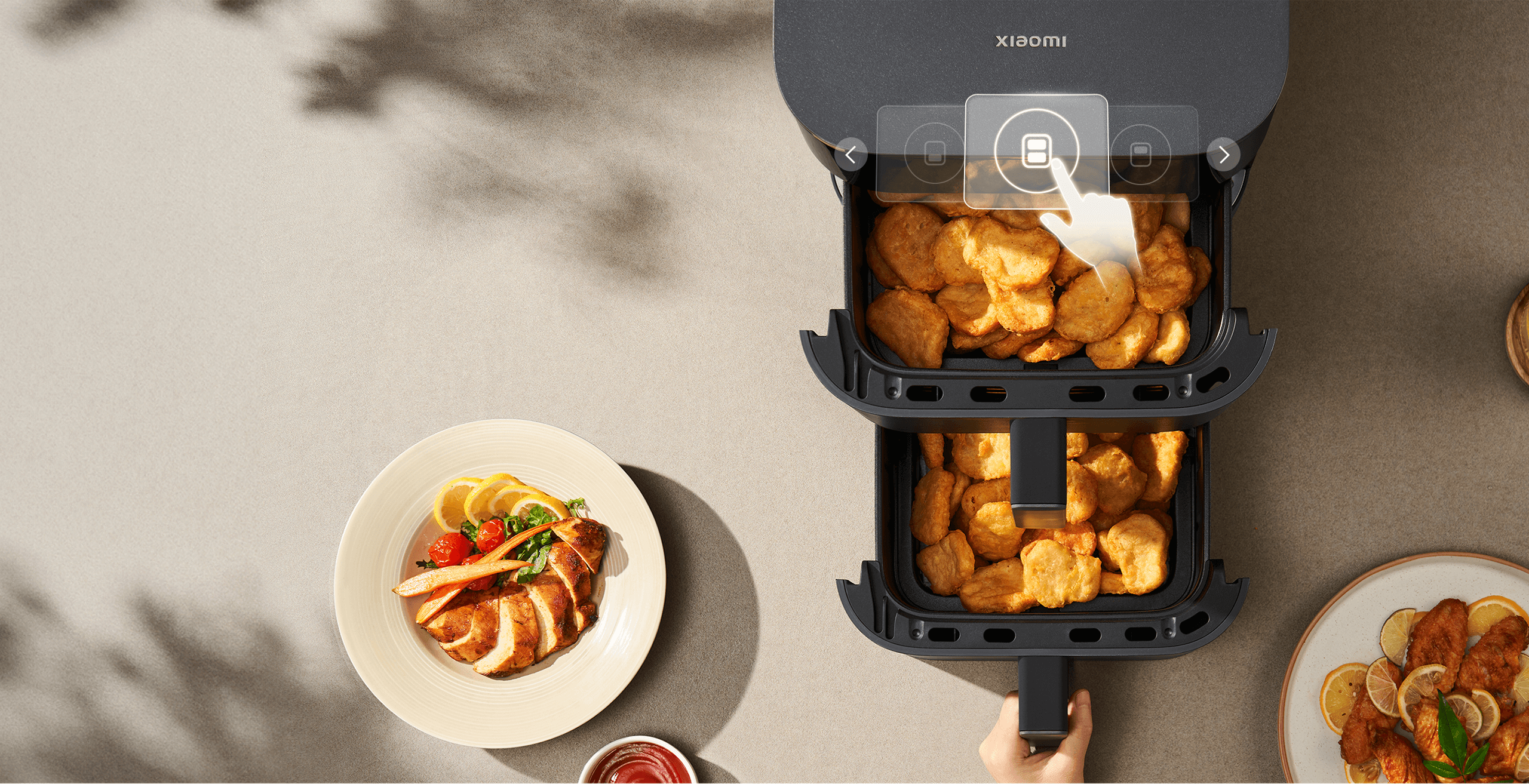 Двете кошници на Xiaomi Dual Zone Air Fryer 12L, пълни с хрупкави хапки, погледнати отгоре
