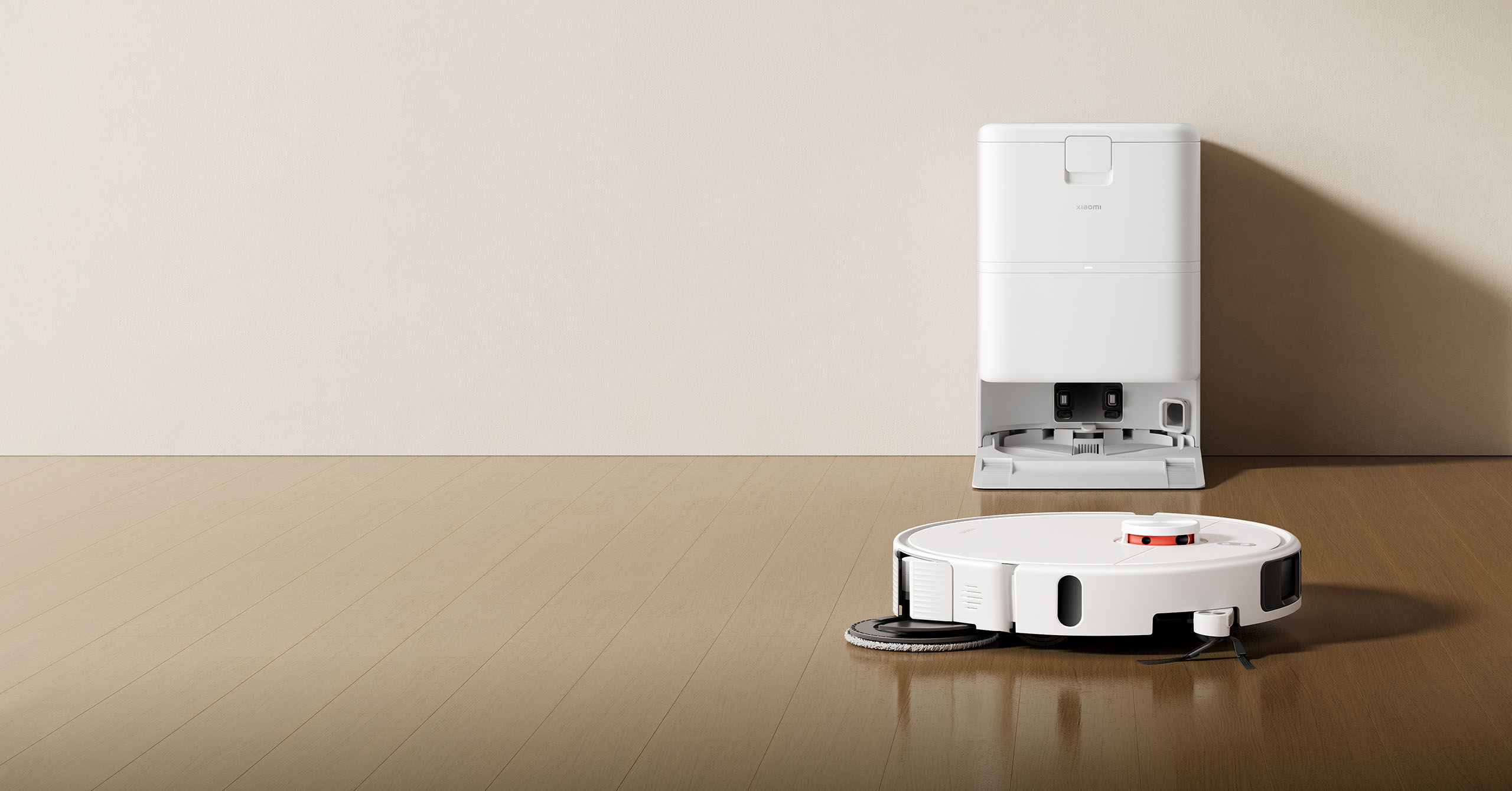 Xiaomi Robot Vacuum H50 Pro пред станцията си за самопочистване в дневна