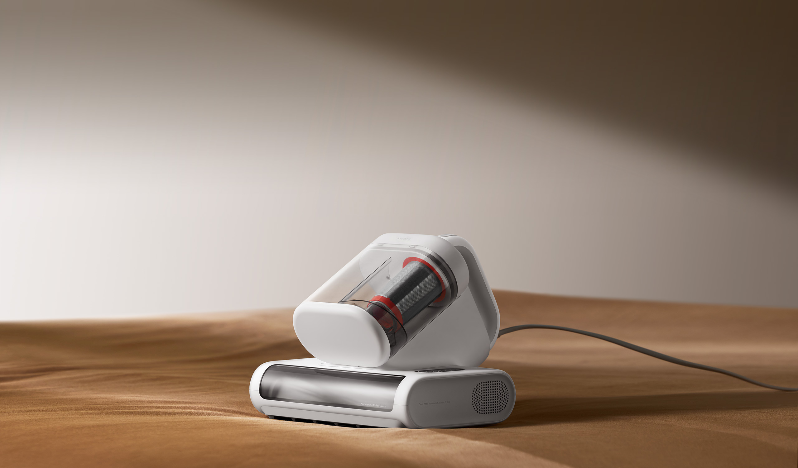Прахосмукачка за акари Xiaomi Dust Mite Vacuum Cleaner 2 Pro, поставена върху завивка в спалня