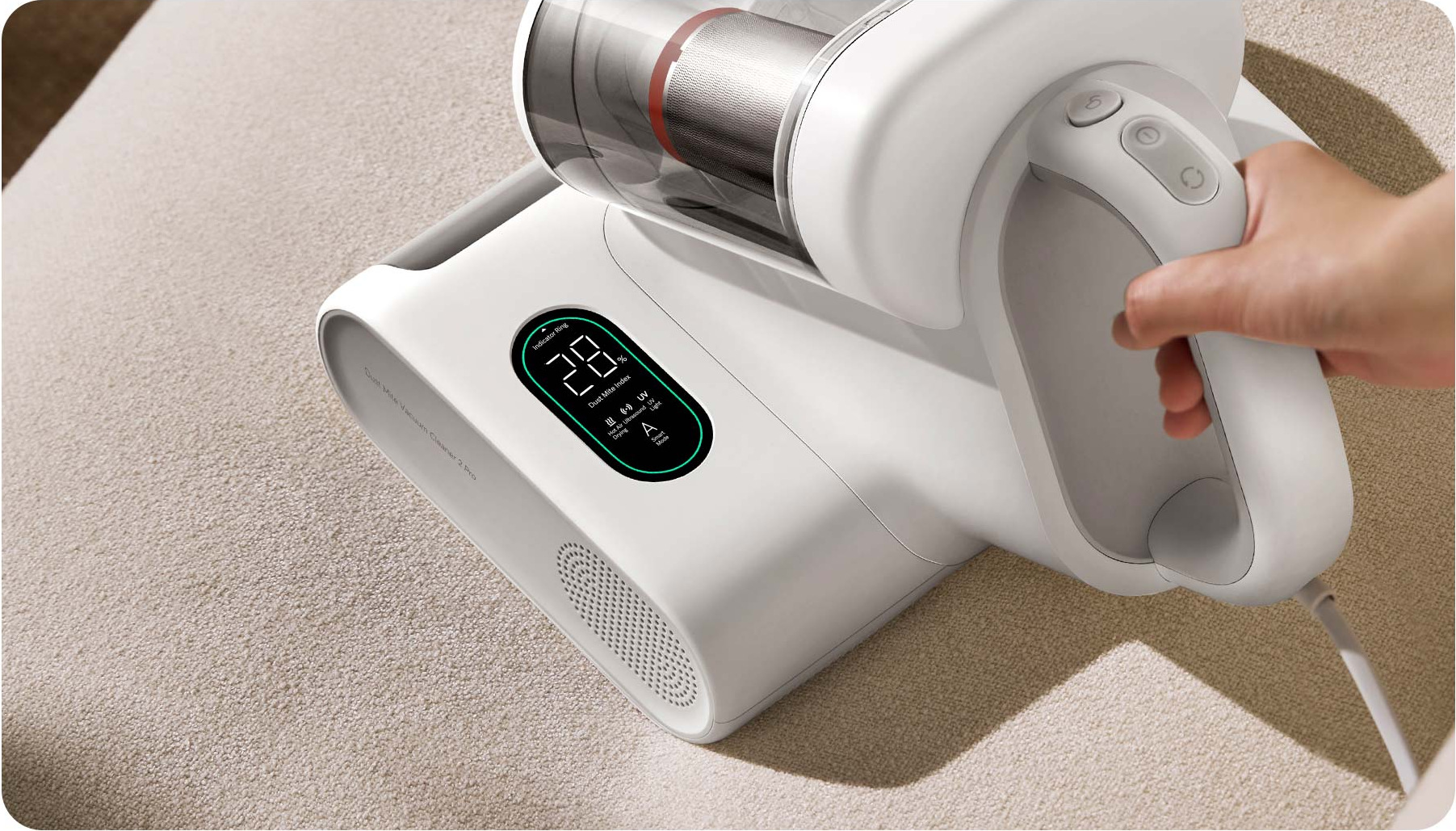Ръка държи Xiaomi Dust Mite Vacuum Cleaner 2 Pro с LED екран за индекса на акарите