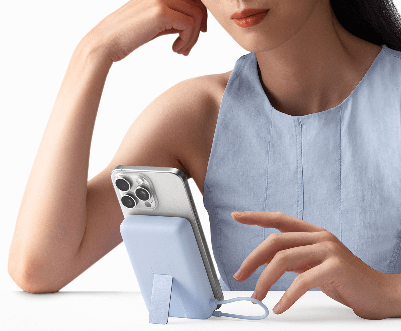Xiaomi Magnetic Power Bank 10000 с разгъната вградена стойка, задържаща смартфон