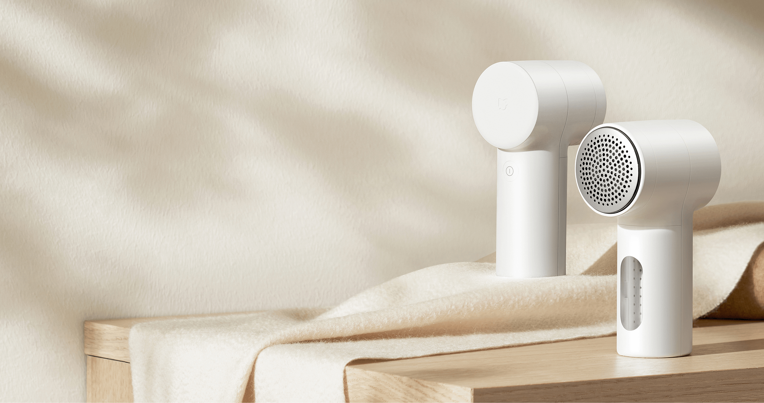 Машинка за премахване на мъх Xiaomi Mijia Lint Remover 2 върху сгънати текстилни изделия
