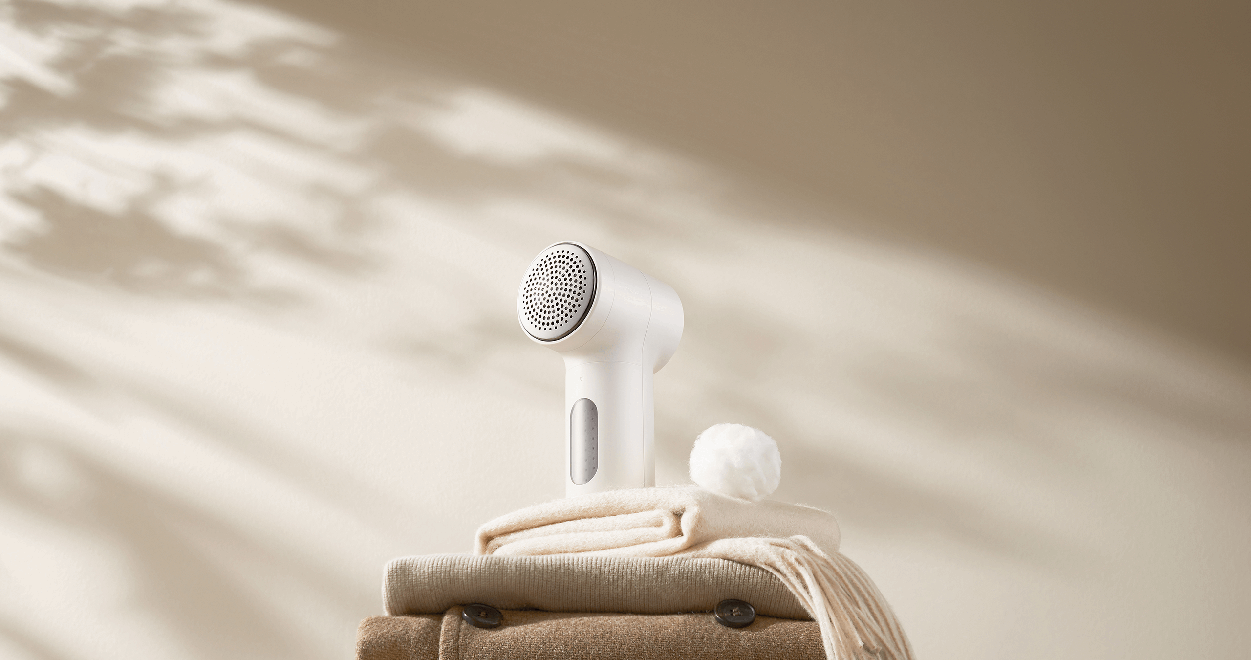 Xiaomi Mijia Lint Remover 2 до купчина изгладени дрехи и текстил