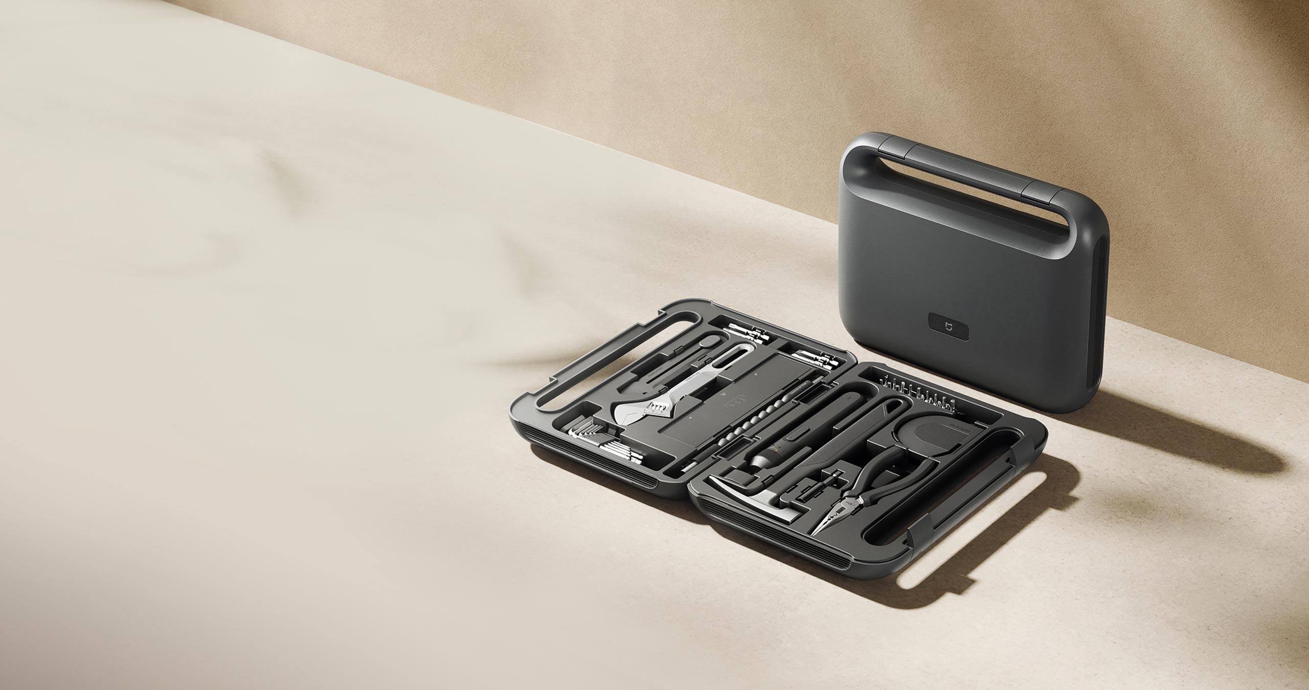 Комплект инструменти Xiaomi Mijia Tool Kit в отворен куфар с всички инструменти