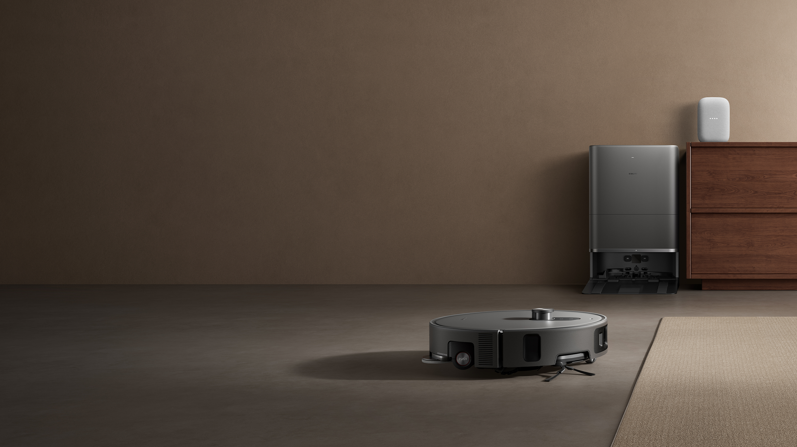 Xiaomi Robot Vacuum 6 Max и омни станцията в дневна с гласово управление