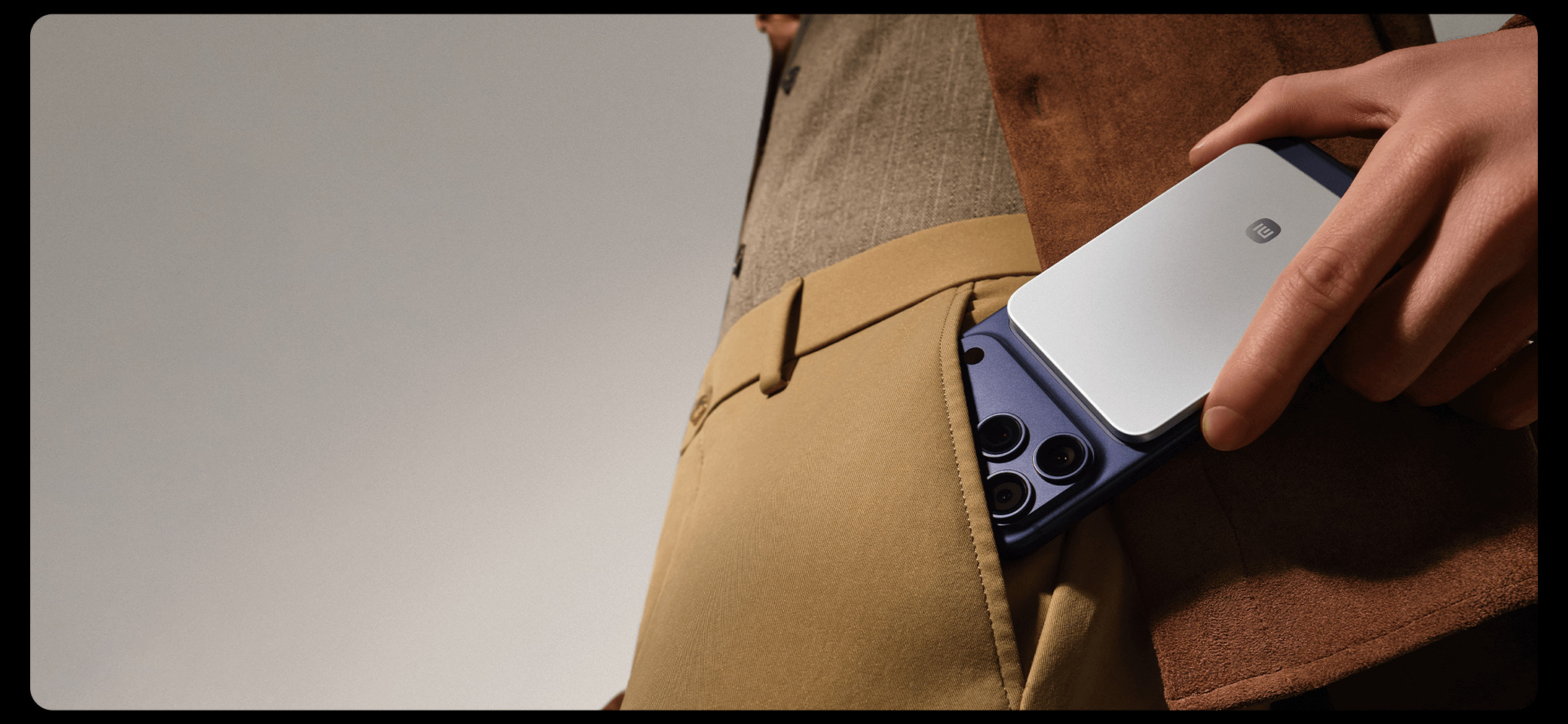 Xiaomi UltraThin Magnetic Power Bank 5000 15W, прикрепена магнитно към смартфон в джоба
