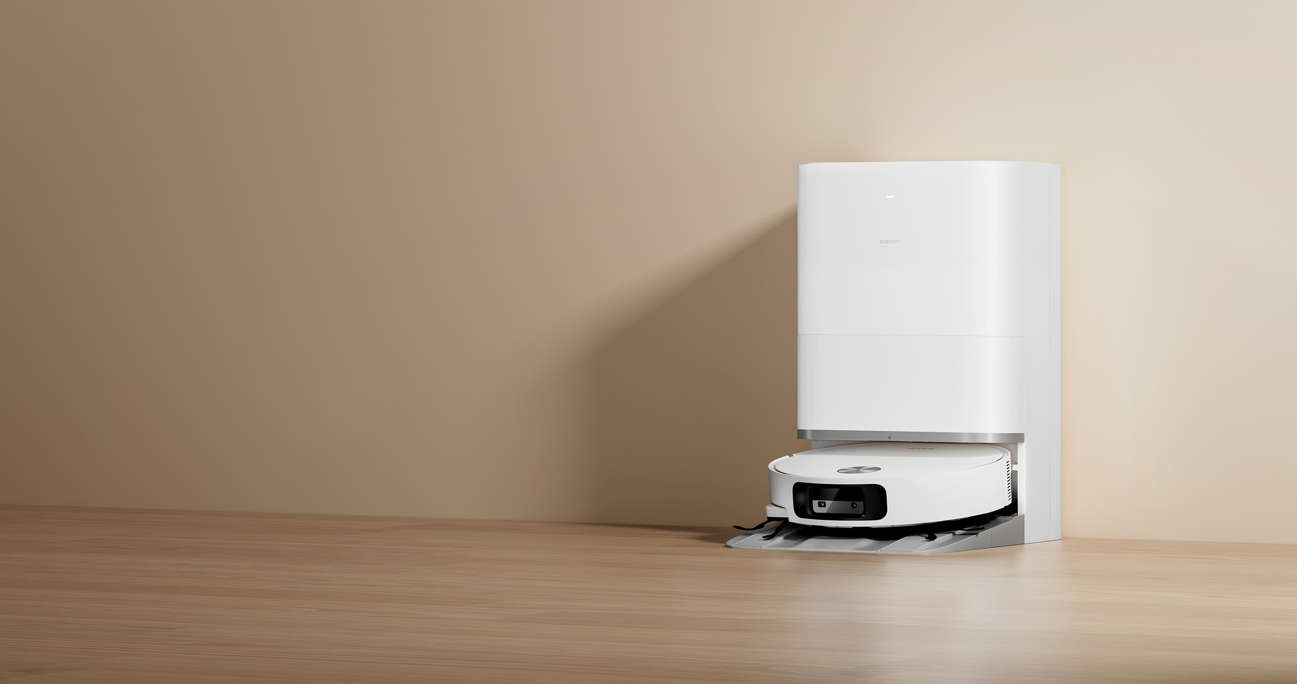 Xiaomi Robot Vacuum 6 в станцията за самопочистване върху дървен под в дневна