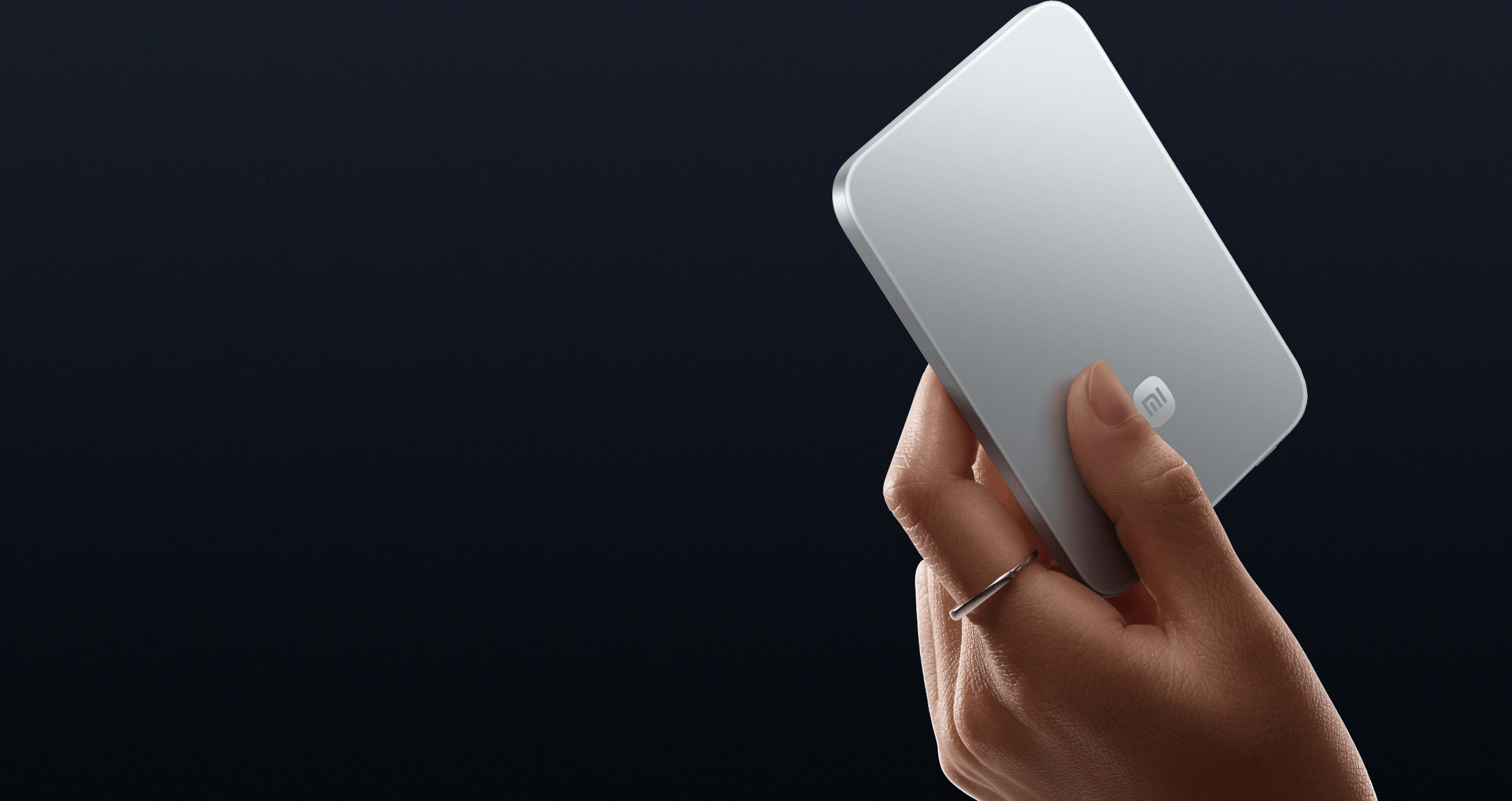 Ръка държи Xiaomi UltraThin Magnetic Power Bank 5000 15W в цвят Glacier Silver