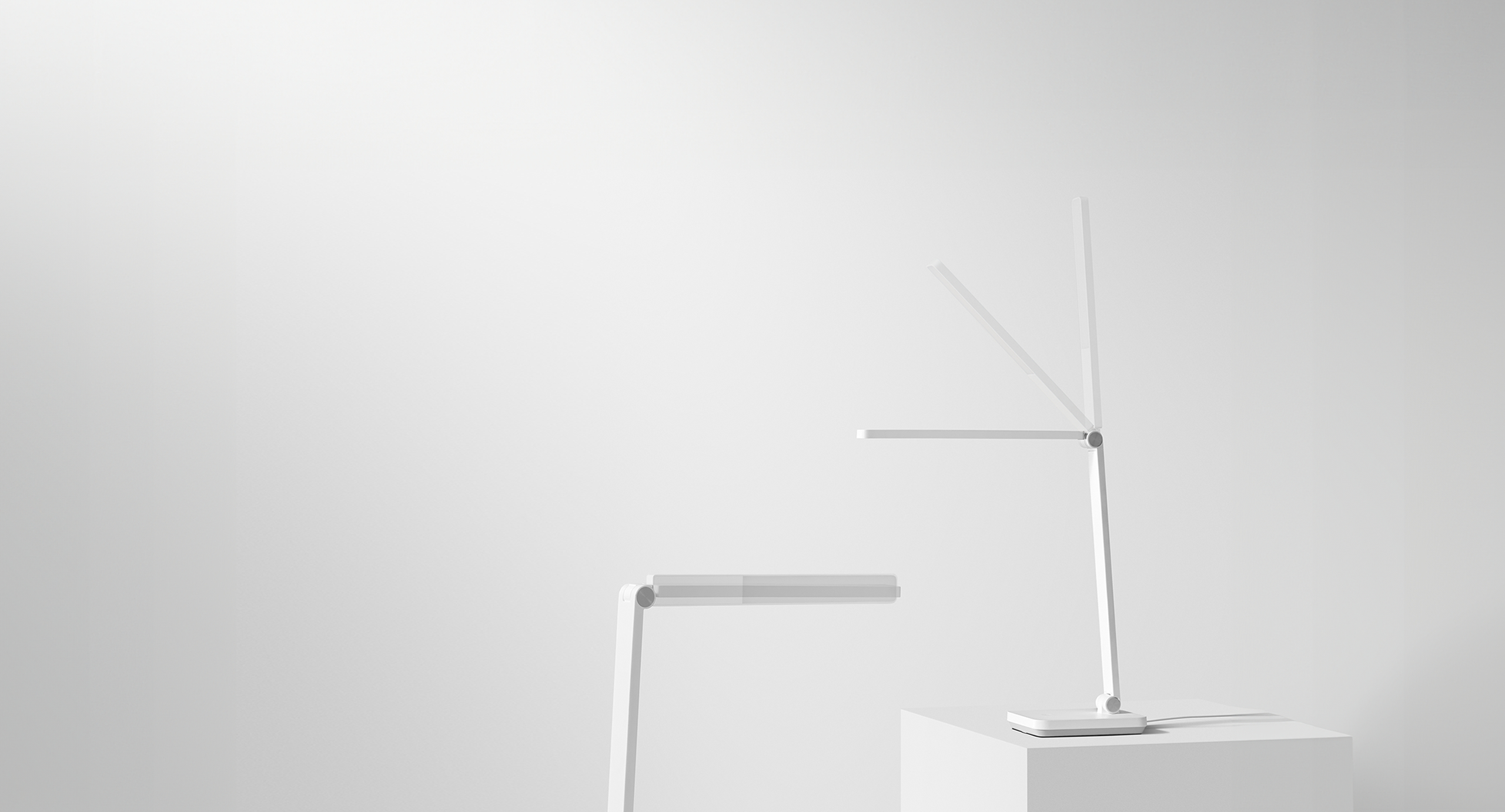 Xiaomi Desk Lamp Lite в няколко положения, показващи регулирането по три оси