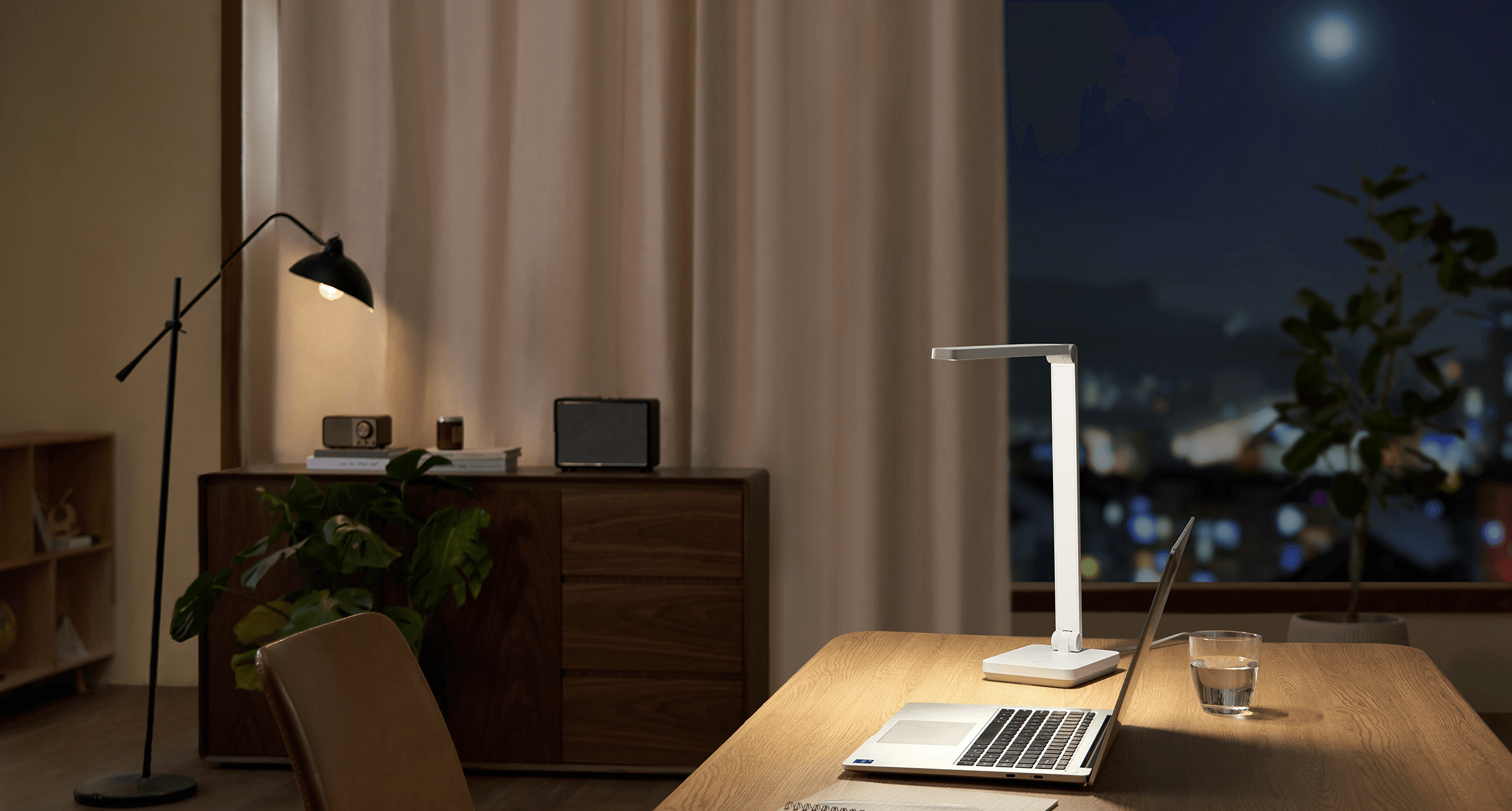 Xiaomi Desk Lamp Lite свети меко над лаптоп на бюро вечер до прозорец