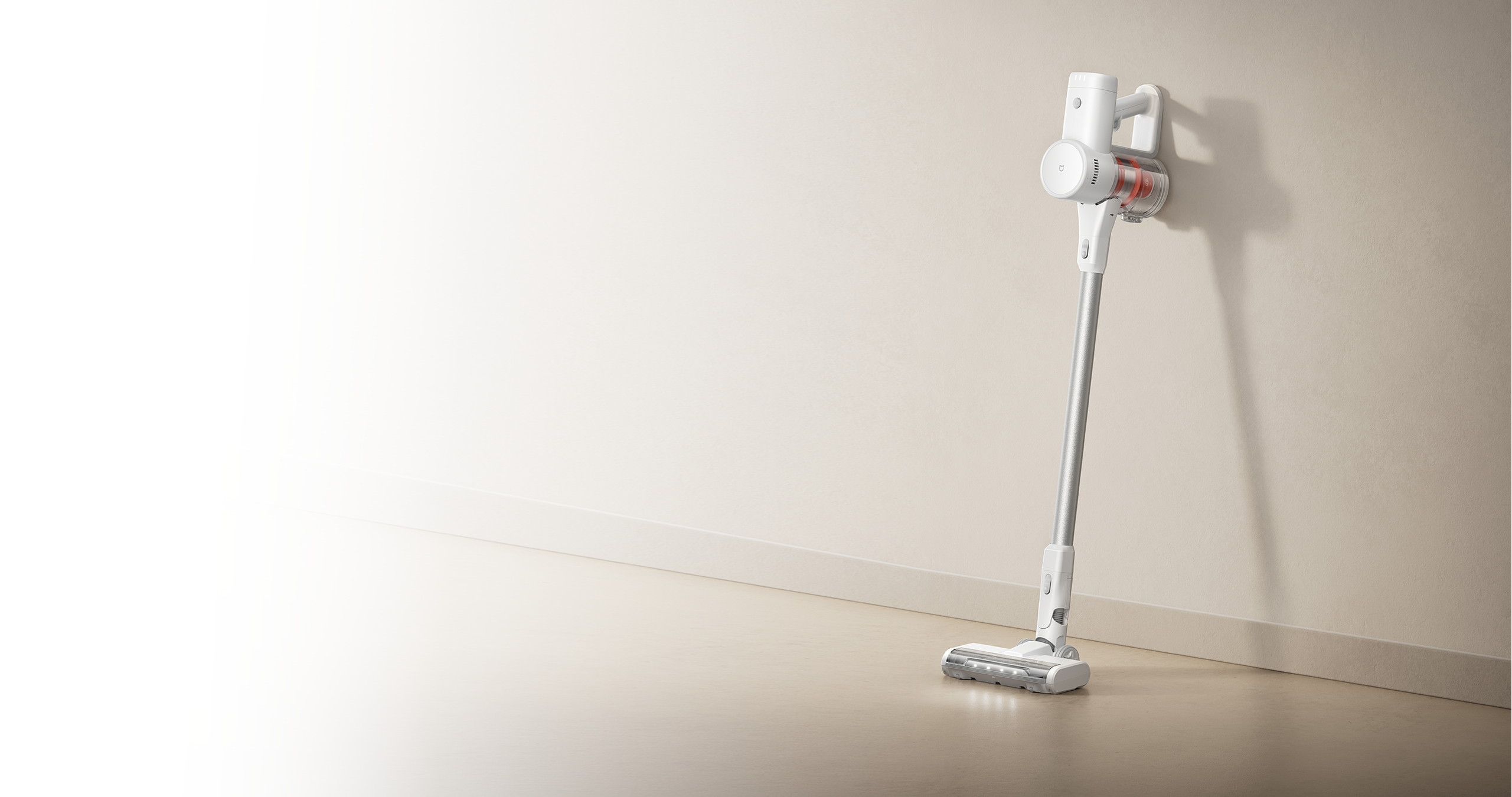 Вертикална прахосмукачка Xiaomi Mijia Vacuum Cleaner 4 C, подпряна на стена в светъл интериор