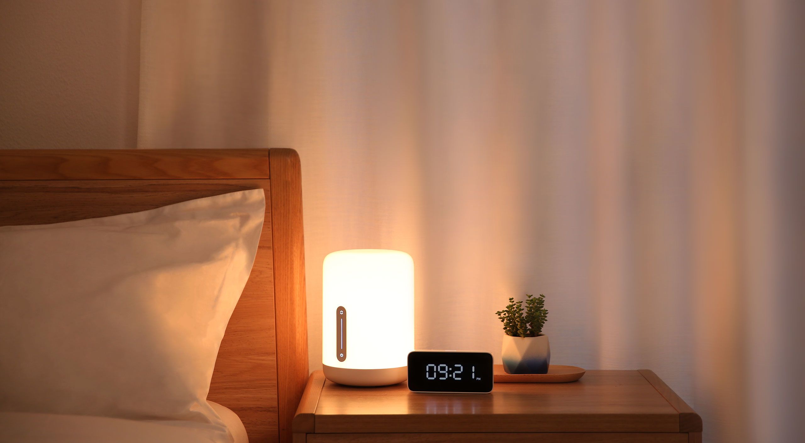 Mi Bedside Lamp 2 свети в топло бяло върху нощно шкафче до легло