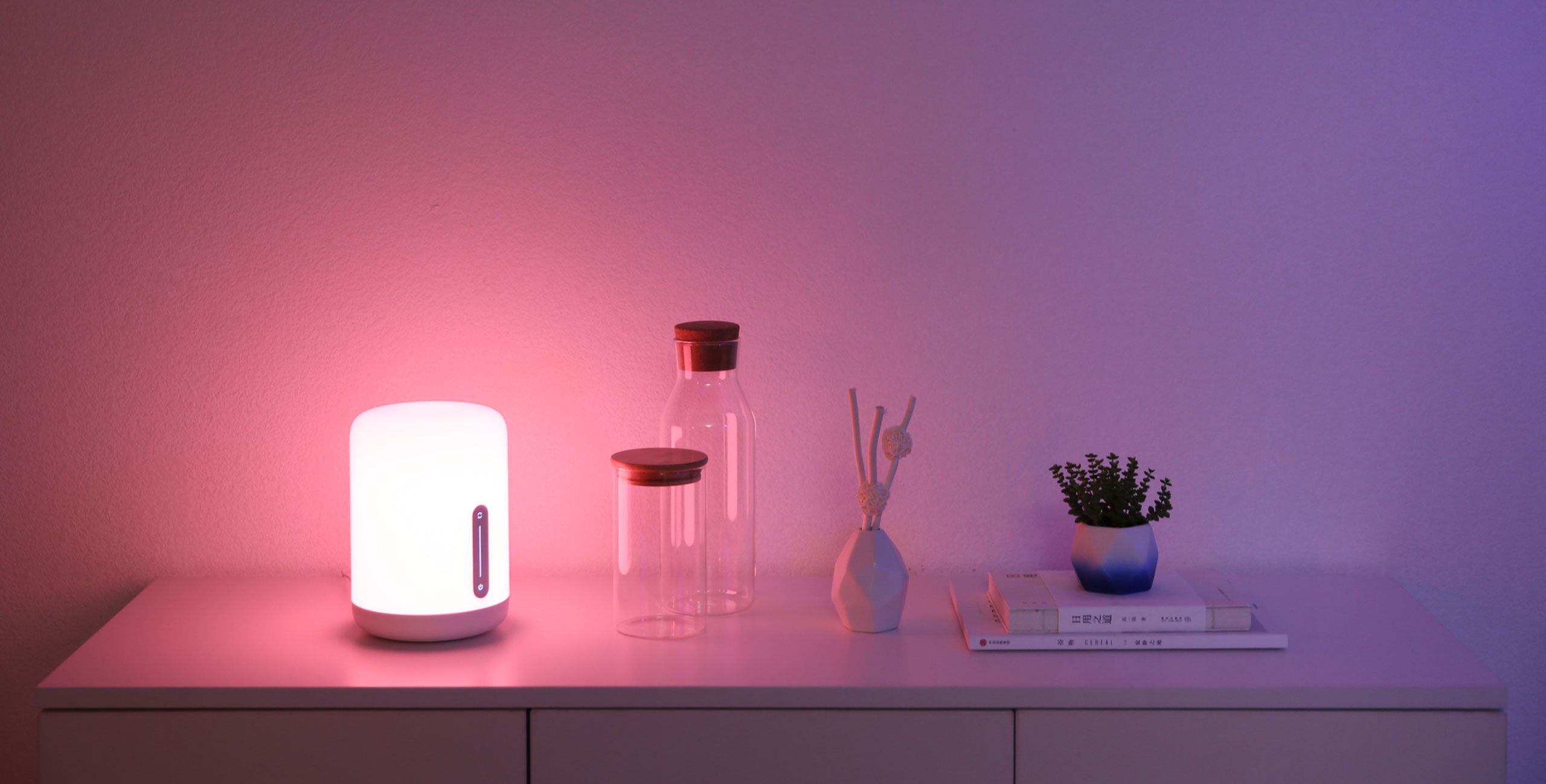 Mi Bedside Lamp 2 осветява стаята в розово и лилаво от цялото си тяло
