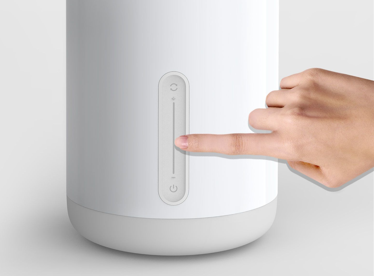 Пръст плъзга по сензорния панел на Mi Bedside Lamp 2