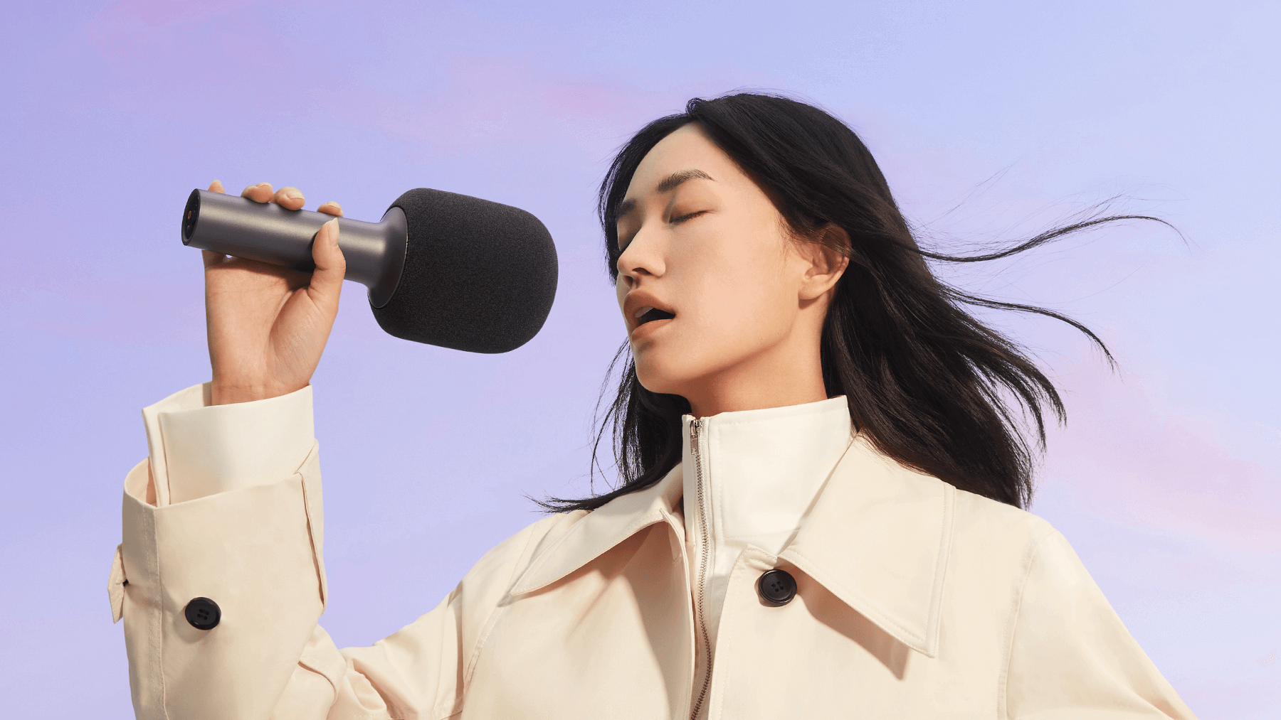 Жена пее в караоке микрофона Xiaomi Karaoke Microphone