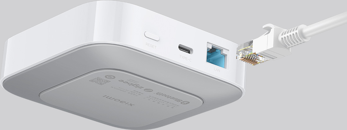 RJ45 и USB-C портовете на Xiaomi Smart Home Hub 2 с включен мрежов кабел