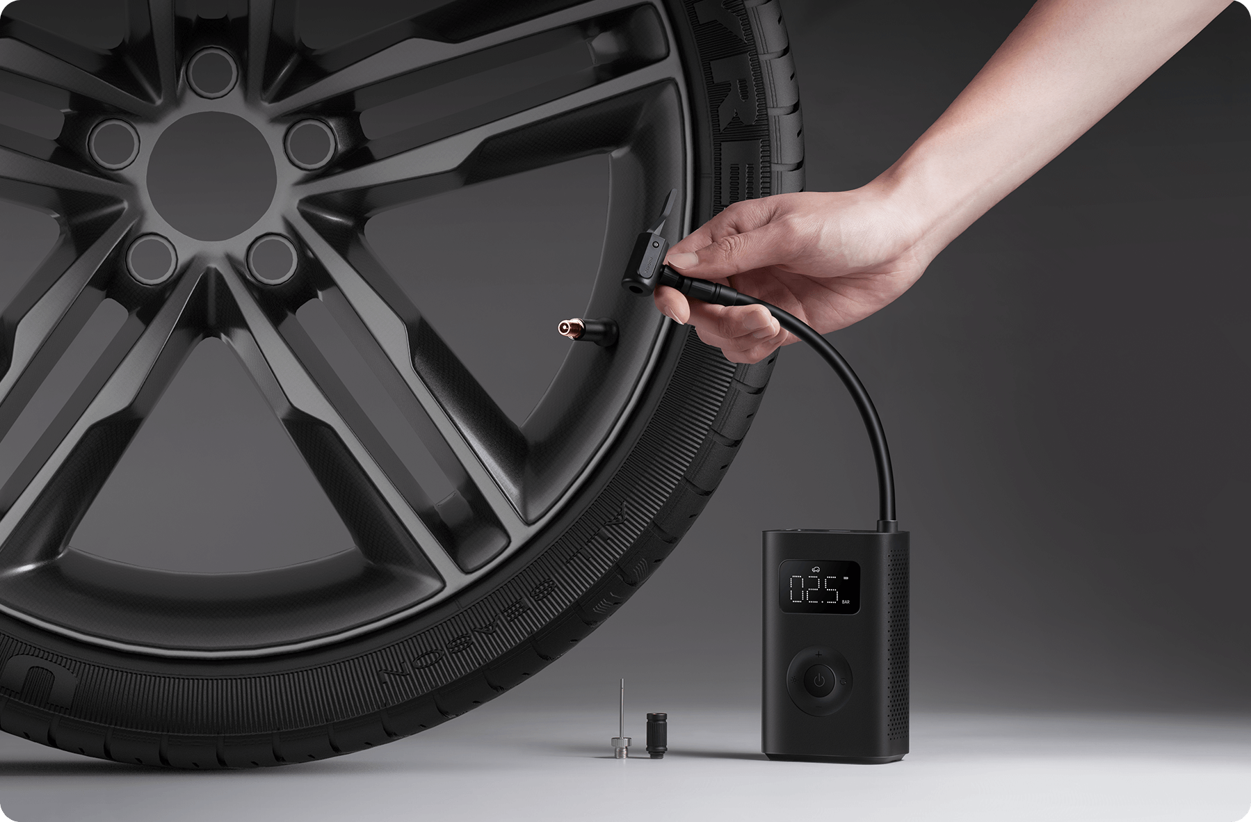 Ръка свързва Xiaomi Portable Electric Air Compressor 2 към вентила на автомобилна гума