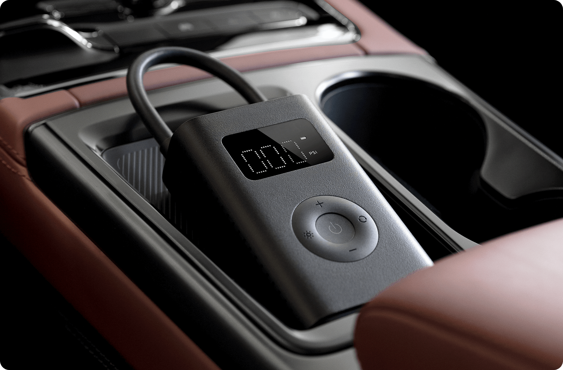 Xiaomi Portable Electric Air Compressor 2 в поставката за чаши на автомобил