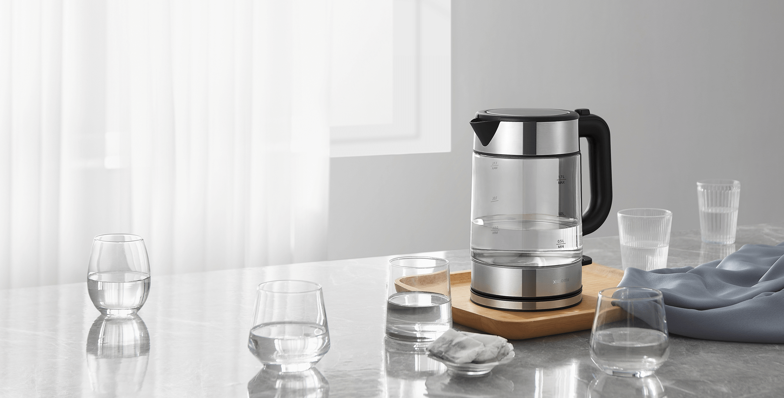 Xiaomi Electric Glass Kettle с 1,7 л вода на кухненски плот с подредени чаши