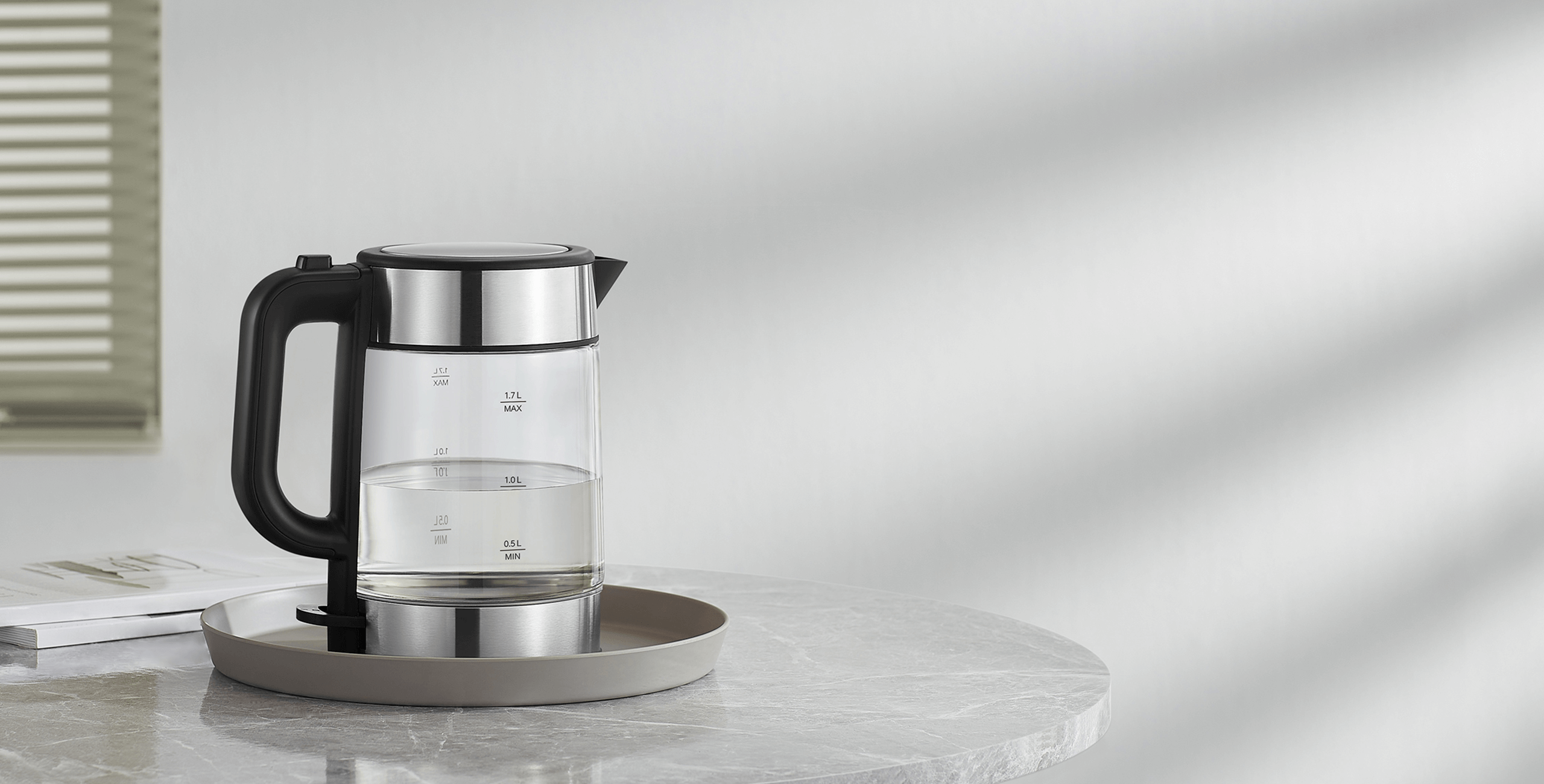 Корпусът от боросиликатно стъкло на Xiaomi Electric Glass Kettle, огрян от слънчева светлина
