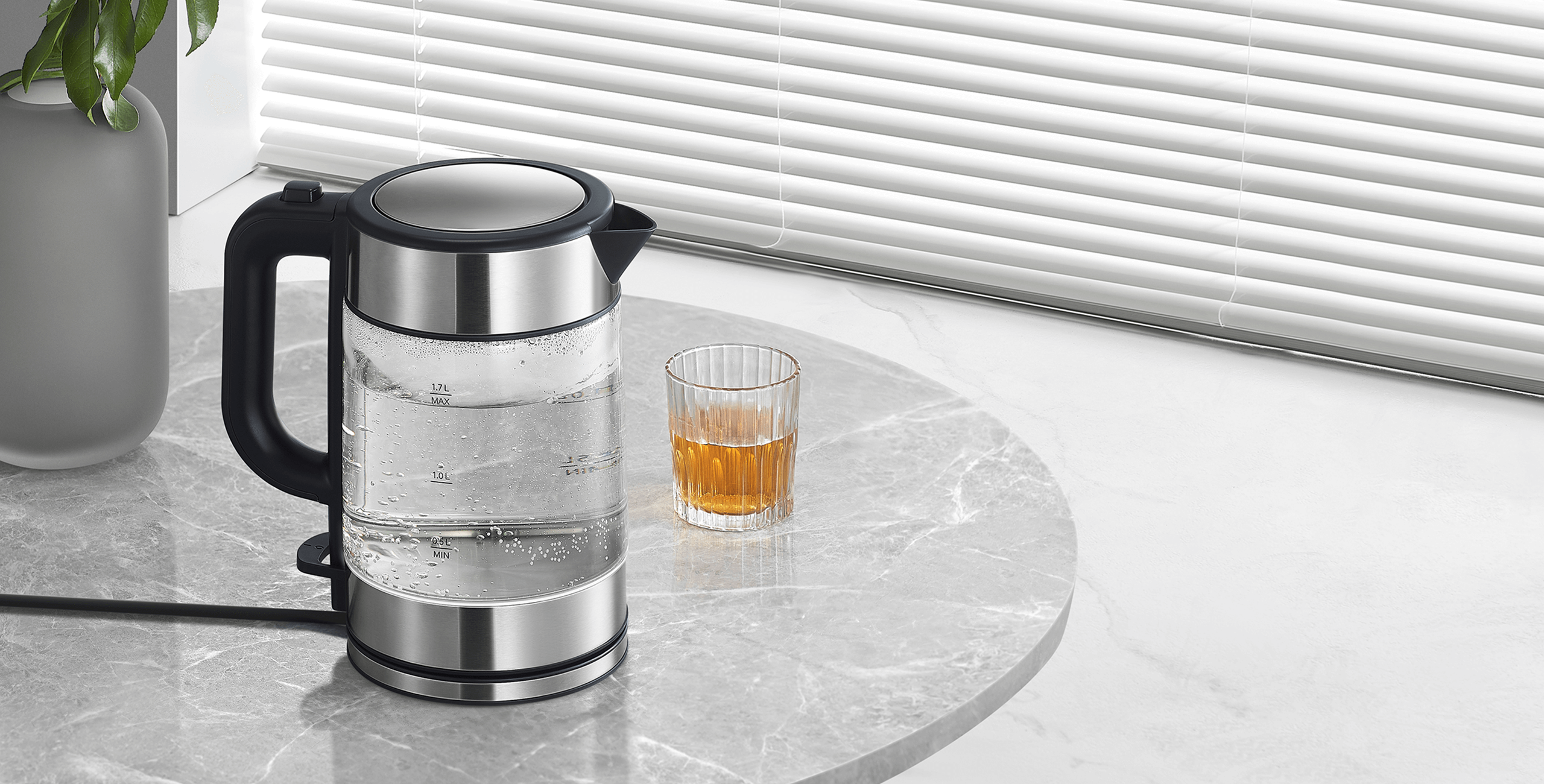 LED индикаторът на Xiaomi Electric Glass Kettle свети до чаша чай край прозореца