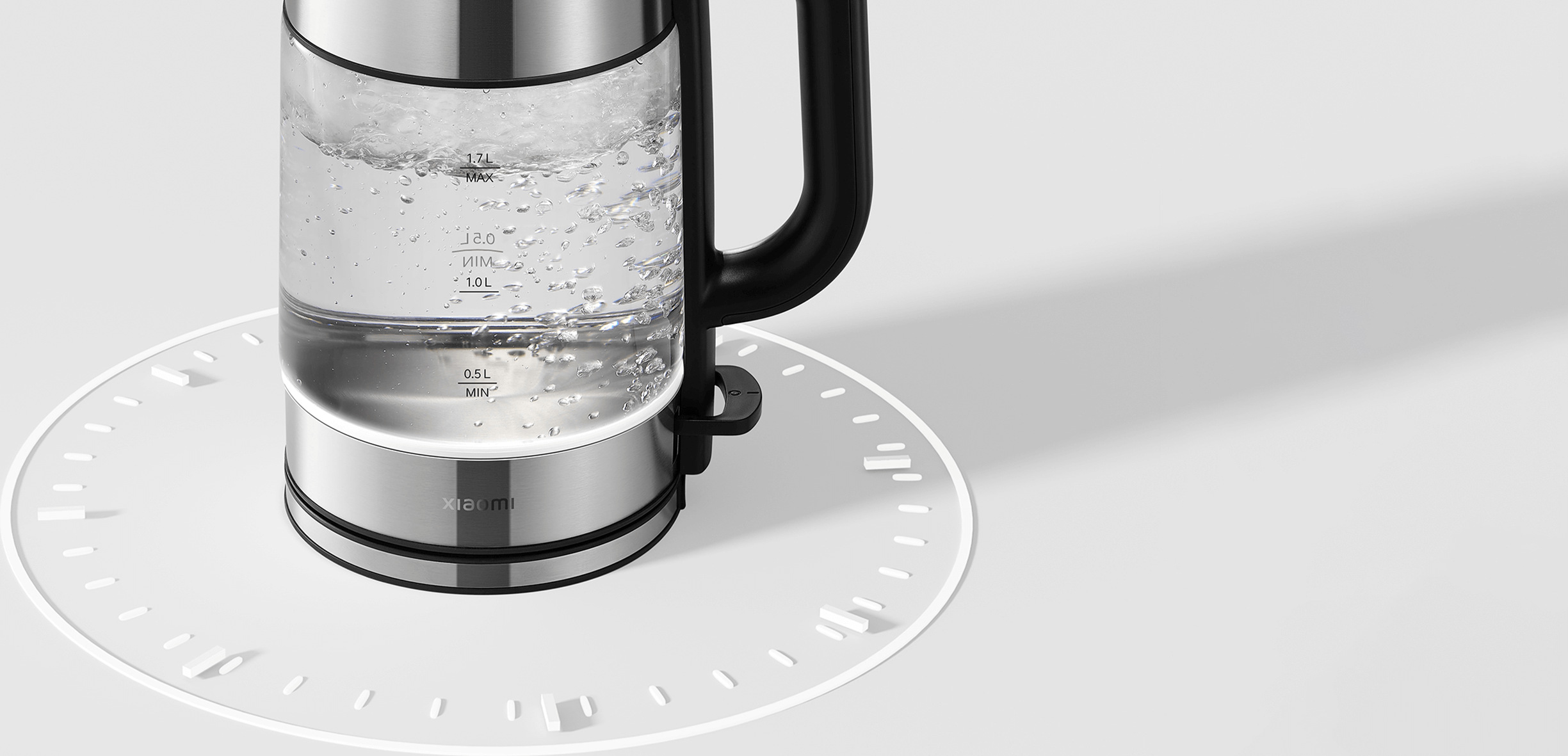 Вряща вода в стъкления корпус на Xiaomi Electric Glass Kettle при мощност 2200 W
