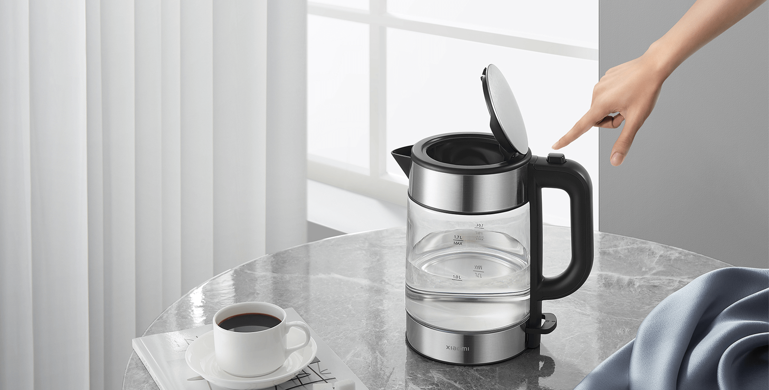 Отваряне на капака на Xiaomi Electric Glass Kettle с едно докосване на бутона върху дръжката
