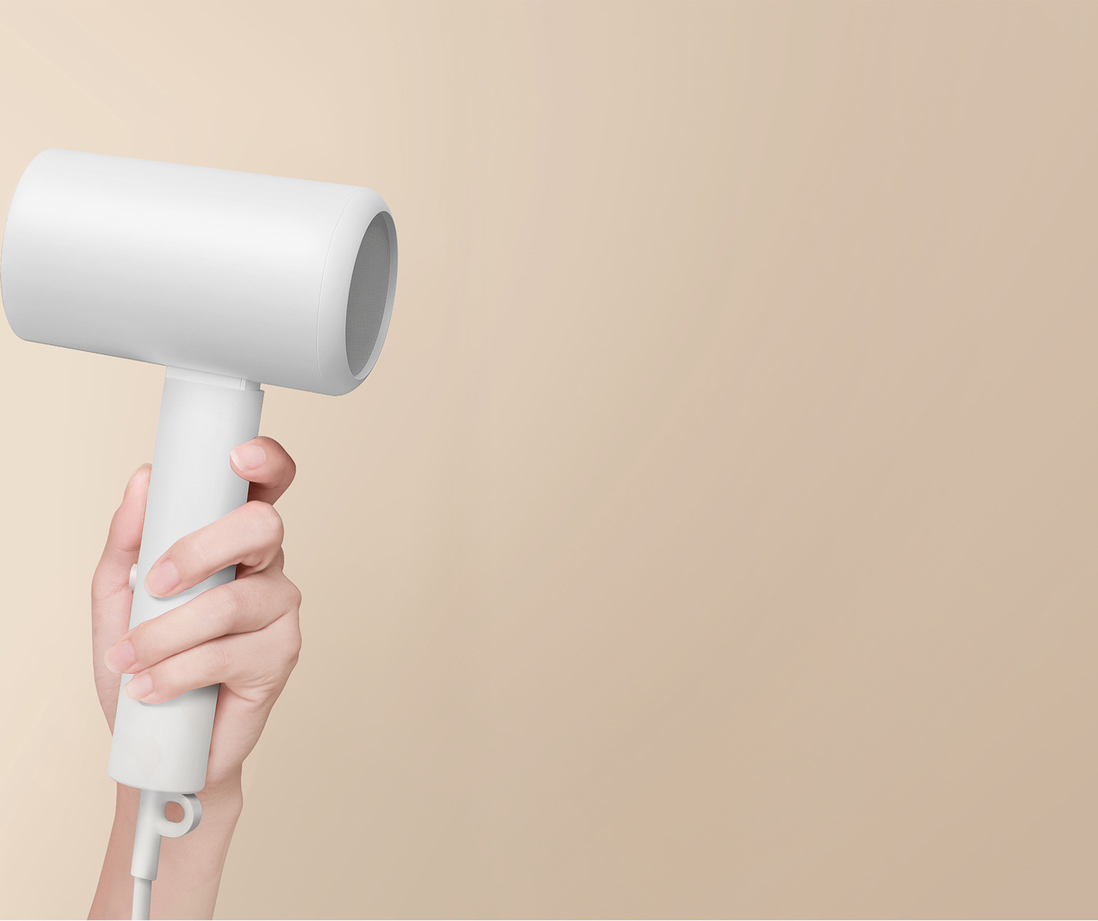 Ръка държи компактния сешоар Xiaomi Compact Hair Dryer H101