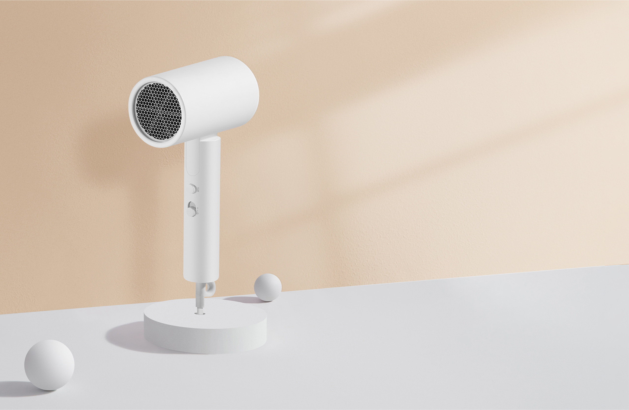 Xiaomi Compact Hair Dryer H101 в бяло, с бутоните за режими и скорости на дръжката