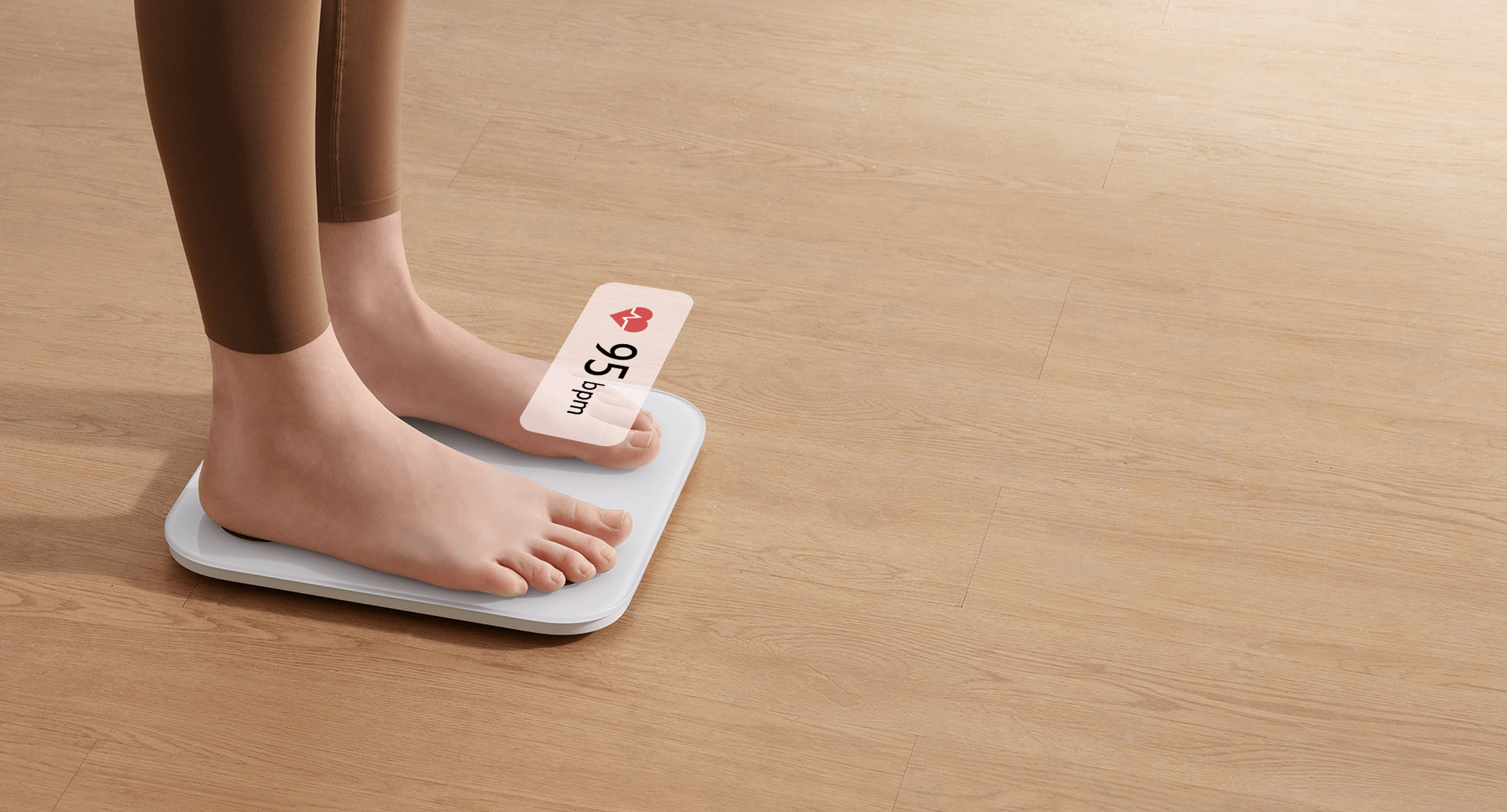 Боси стъпала върху Xiaomi Body Composition Scale S400 с отчетен пулс 95 bpm