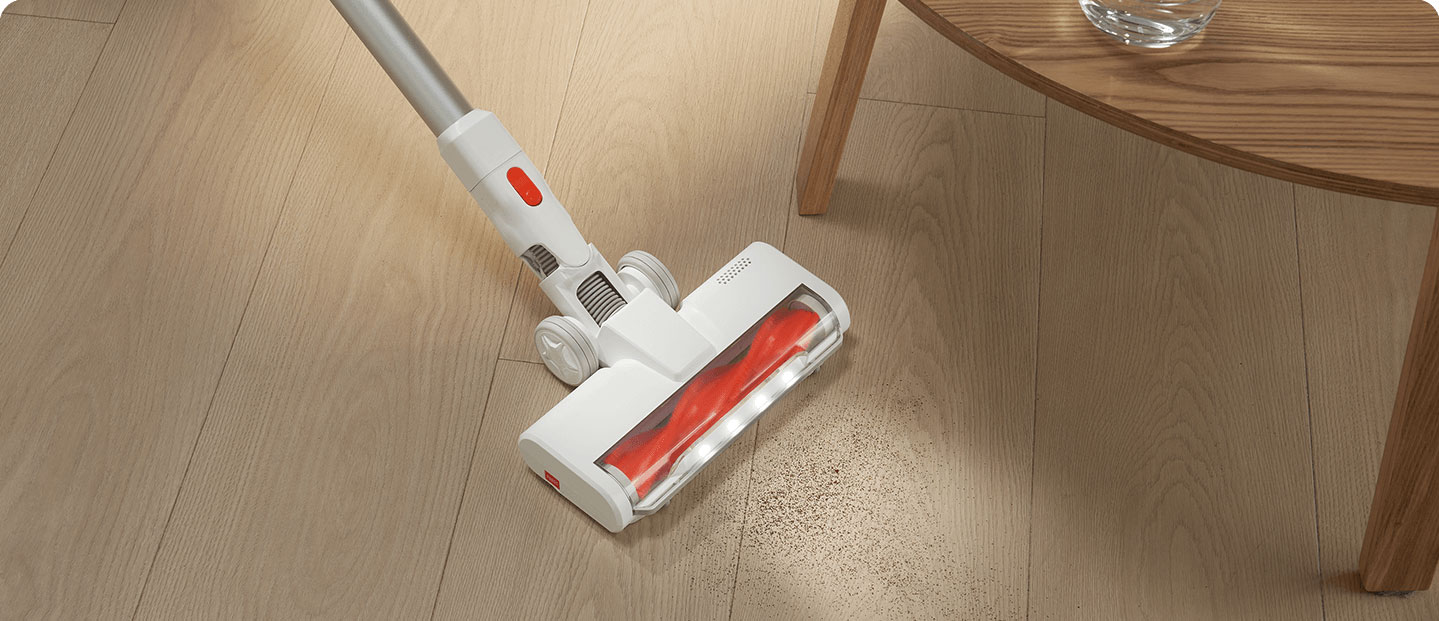 Електрическа четка на Xiaomi Vacuum Cleaner G20 Lite EU при почистване на дървен под