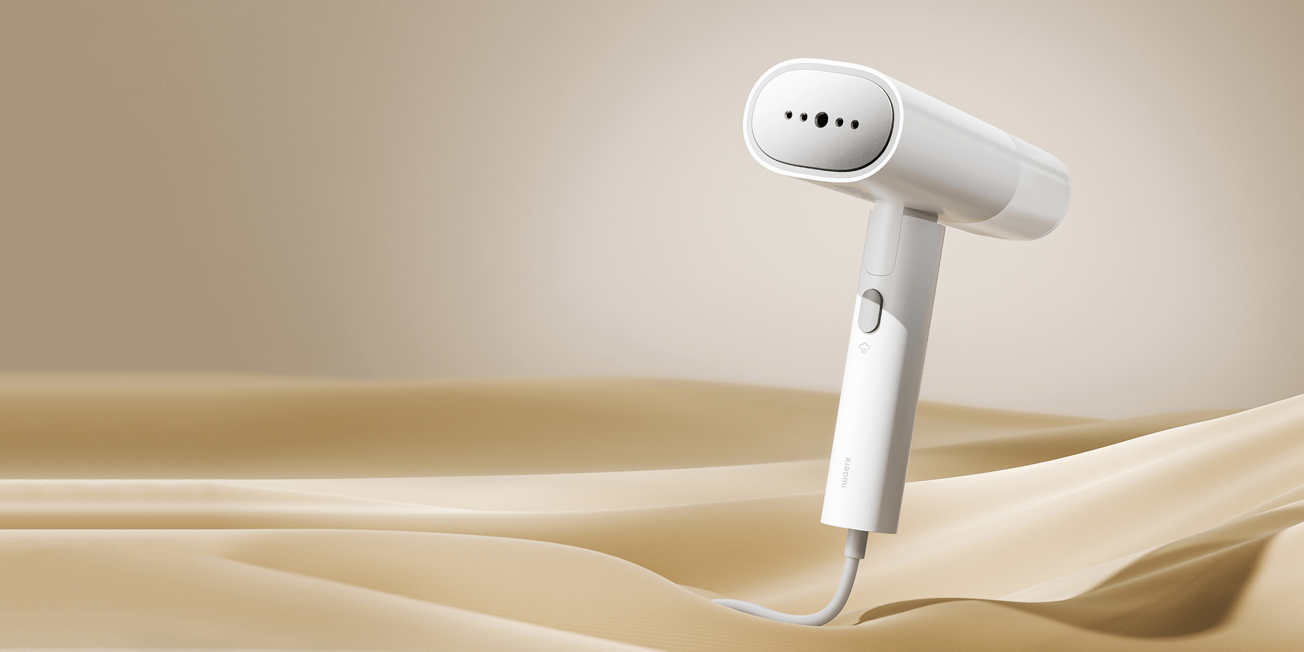 Xiaomi Handheld Garment Steamer в бяло на бежов фон