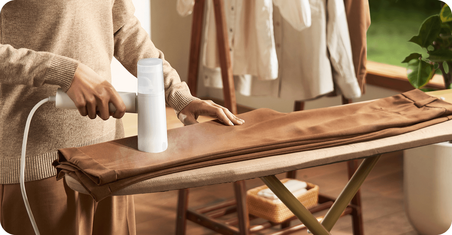 Хоризонтално гладене с Xiaomi Handheld Garment Steamer върху дъска