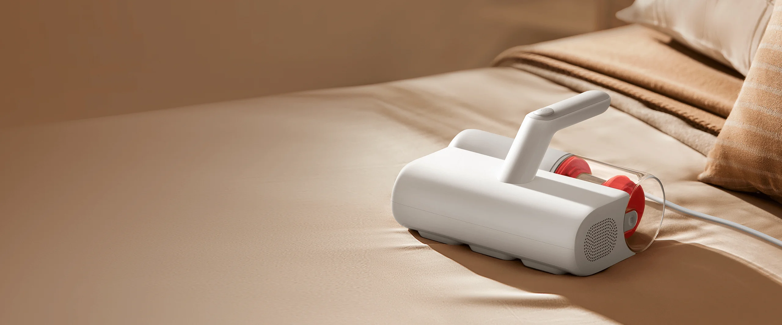Прахосмукачка за акари Xiaomi Dust Mite Vacuum Cleaner върху легло със спално бельо